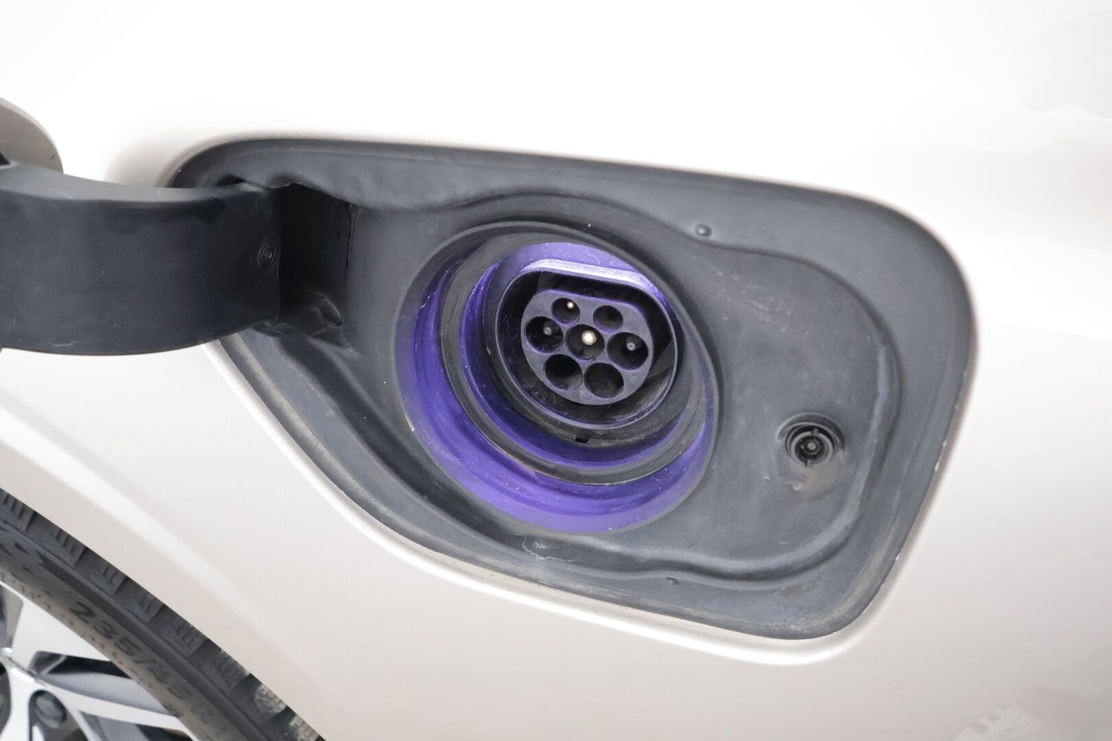 Volvo V60 2023 T6 AWD Long Range Plus Dark aut * Pilot / H&K / Koukku / Full-LED / Nahkasisusta / Sporttipenkit / P.Kamera / Keyless * - Suomi-auto / Kahdet renkaat aluvanteilla / Merkkihuollot - HULLUT AVAJAISHULINAT KORKOTARJOUS 3,29 %