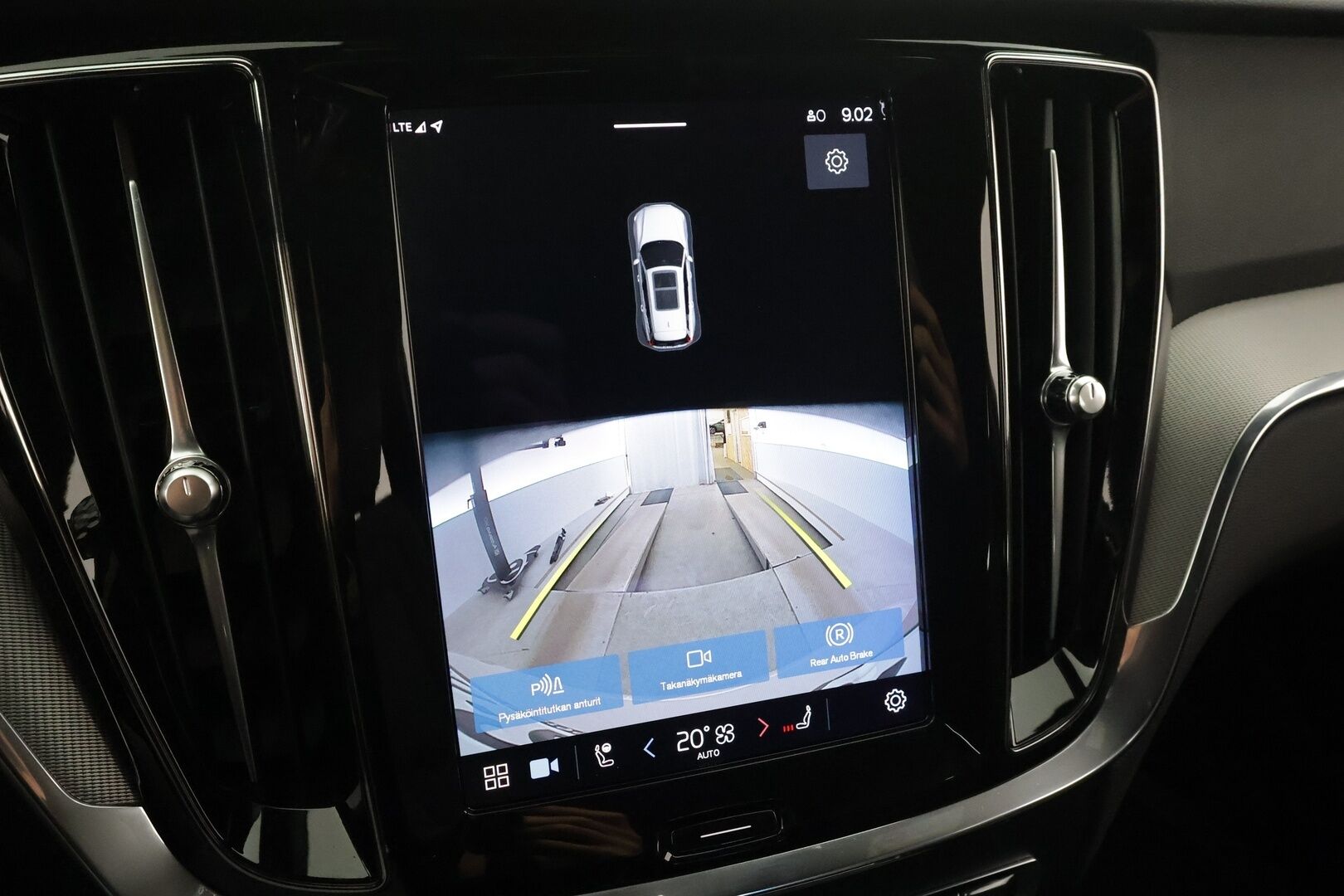 Volvo V60 2023 T6 AWD Long Range Plus Dark aut * Koukku / ACC / Full-LED / P.Kamera / Sportnahat Muistilla / H&K / Keyless * - Suomi-auto / Kahdet renkaat aluvanteilla / Merkkihuollot