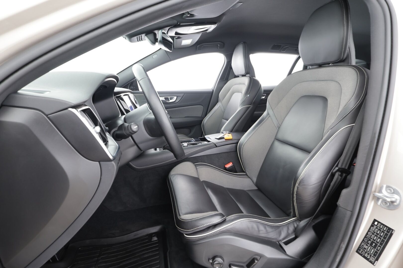 Volvo V60 2023 T6 AWD Long Range Plus Dark aut * Koukku / ACC / Full-LED / P.Kamera / Sportnahat Muistilla / H&K / Keyless * - Suomi-auto / Kahdet renkaat aluvanteilla / Merkkihuollot