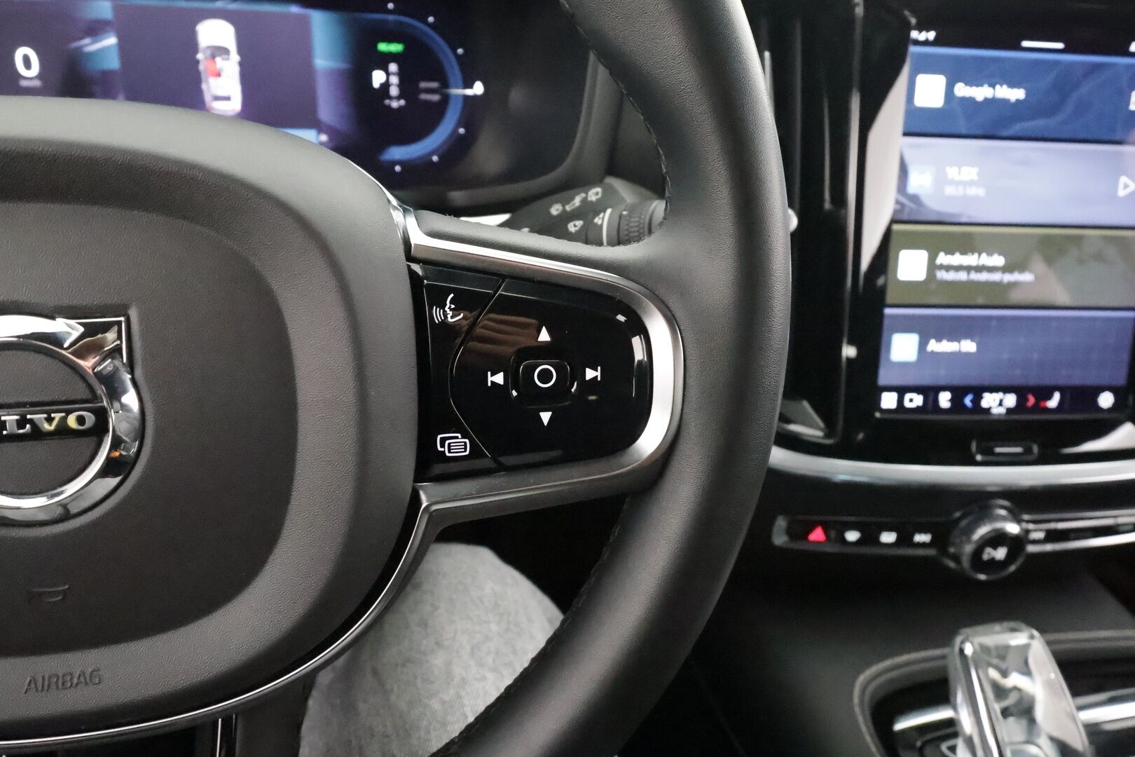 Volvo V60 2023 T6 AWD Long Range Plus Dark aut * Koukku / ACC / Full-LED / P.Kamera / Sportnahat Muistilla / H&K / Keyless * - Suomi-auto / Kahdet renkaat aluvanteilla / Merkkihuollot