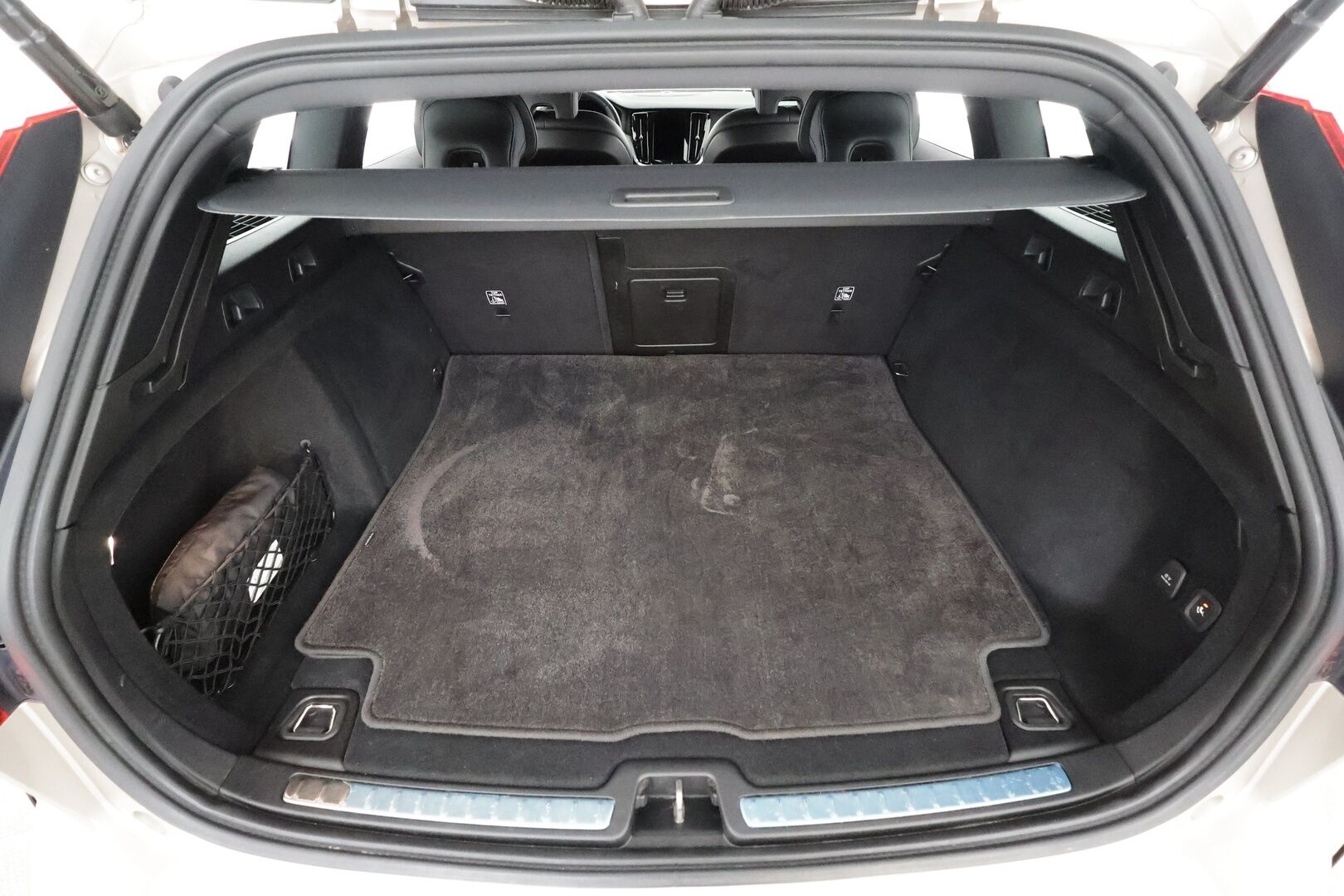 Volvo V60 2023 T6 AWD Long Range Plus Dark aut * Koukku / ACC / Full-LED / P.Kamera / Sportnahat Muistilla / H&K / Keyless * - Suomi-auto / Kahdet renkaat aluvanteilla / Merkkihuollot