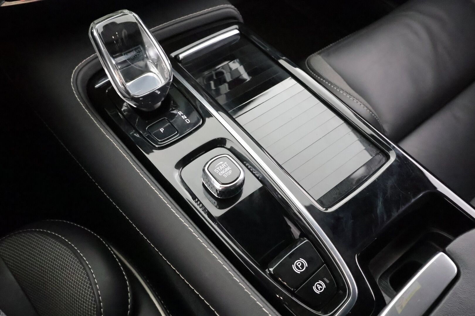 Volvo V60 2023 T6 AWD Long Range Plus Dark aut * Koukku / ACC / Full-LED / P.Kamera / Sportnahat Muistilla / H&K / Keyless * - Suomi-auto / Kahdet renkaat aluvanteilla / Merkkihuollot