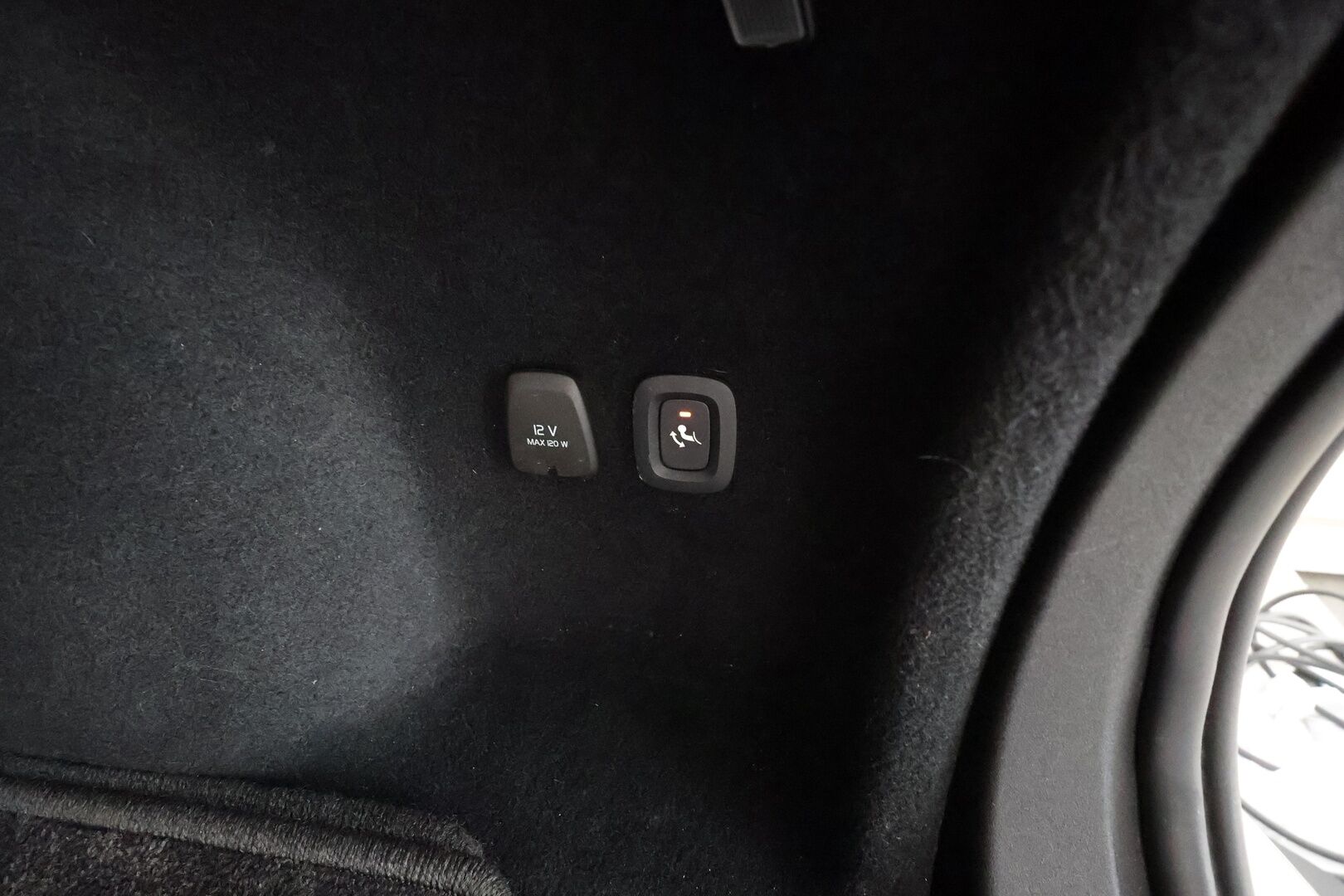 Volvo V60 2023 T6 AWD Long Range Plus Dark aut * Koukku / ACC / Full-LED / P.Kamera / Sportnahat Muistilla / H&K / Keyless * - Suomi-auto / Kahdet renkaat aluvanteilla / Merkkihuollot