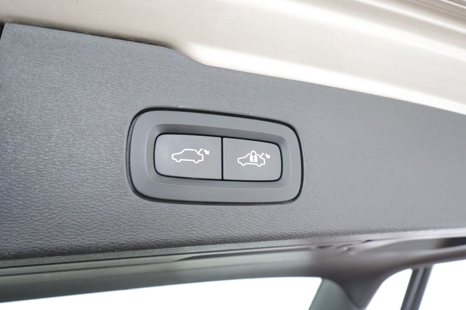 Volvo V60 2023 T6 AWD Long Range Plus Dark aut * Koukku / ACC / Full-LED / P.Kamera / Sportnahat Muistilla / H&K / Keyless * - Suomi-auto / Kahdet renkaat aluvanteilla / Merkkihuollot