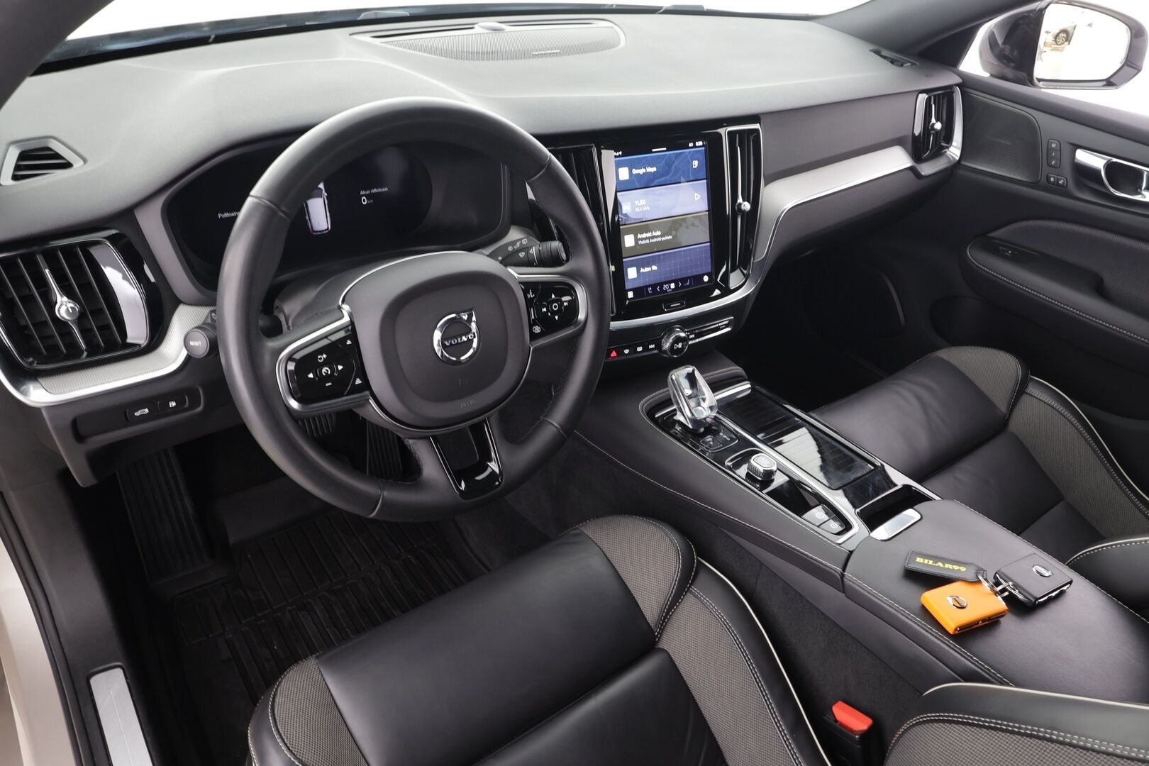 Volvo V60 2023 T6 AWD Long Range Plus Dark aut * Koukku / ACC / Full-LED / P.Kamera / Sportnahat Muistilla / H&K / Keyless * - Suomi-auto / Kahdet renkaat aluvanteilla / Merkkihuollot