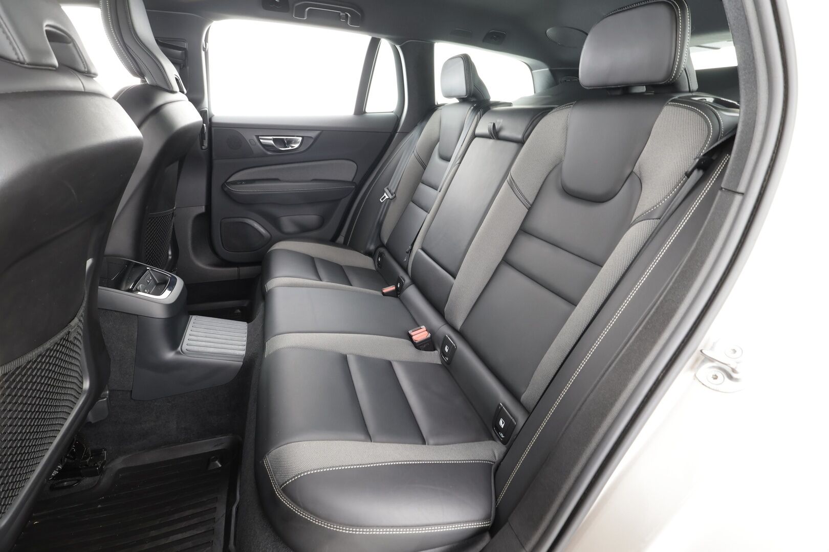 Volvo V60 2023 T6 AWD Long Range Plus Dark aut * Koukku / ACC / Full-LED / P.Kamera / Sportnahat Muistilla / H&K / Keyless * - Suomi-auto / Kahdet renkaat aluvanteilla / Merkkihuollot