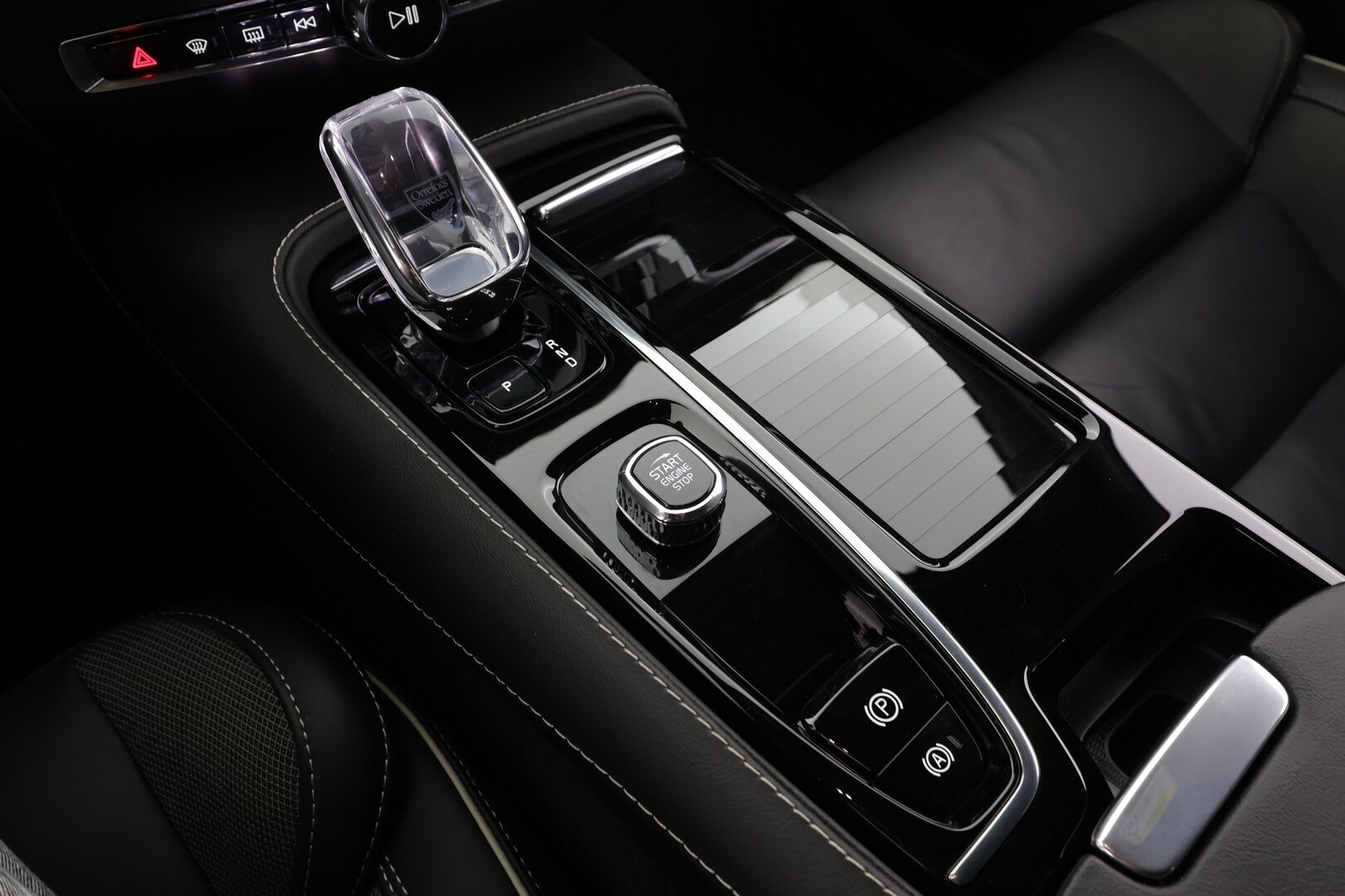 Volvo V60 2023 T8 AWD Long Range High Performance Plus Dark aut * Webasto / ACC / Full-LED / P.kamera / Sportnahat Muistilla / Navi * - 1-om Suomi-auto / Akku kuntotarkastettu / 2x Latauskaapelit / Kahdet renkaat / Merkkihuollettu!