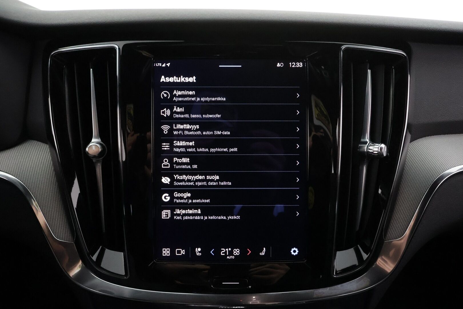 Volvo V60 2023 T8 AWD Long Range High Performance Plus Dark aut * Webasto / ACC / Full-LED / P.kamera / Sportnahat Muistilla / Navi * - 1-om Suomi-auto / Akku kuntotarkastettu / 2x Latauskaapelit / Kahdet renkaat / Merkkihuollettu! - Osta nyt, maksa vasta ensi vuonna