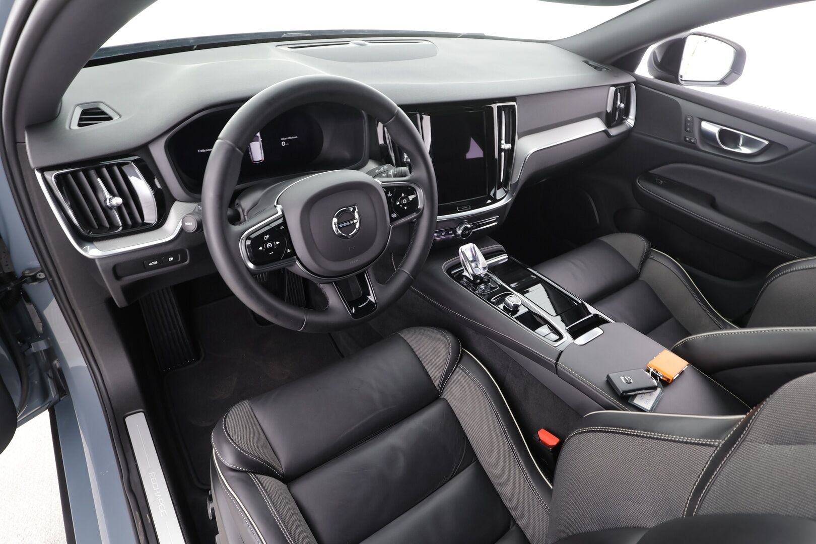 Volvo V60 2023 T8 AWD Long Range High Performance Plus Dark aut * Webasto / ACC / Full-LED / P.kamera / Sportnahat Muistilla / Navi * - 1-om Suomi-auto / Akku kuntotarkastettu / 2x Latauskaapelit / Kahdet renkaat / Merkkihuollettu!