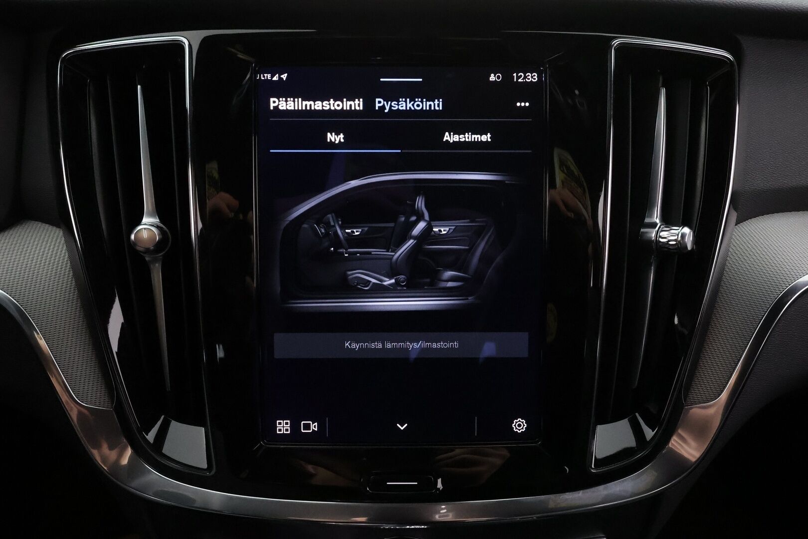 Volvo V60 2023 T8 AWD Long Range High Performance Plus Dark aut * Webasto / ACC / Full-LED / P.kamera / Sportnahat Muistilla / Navi * - 1-om Suomi-auto / Akku kuntotarkastettu / 2x Latauskaapelit / Kahdet renkaat / Merkkihuollettu!