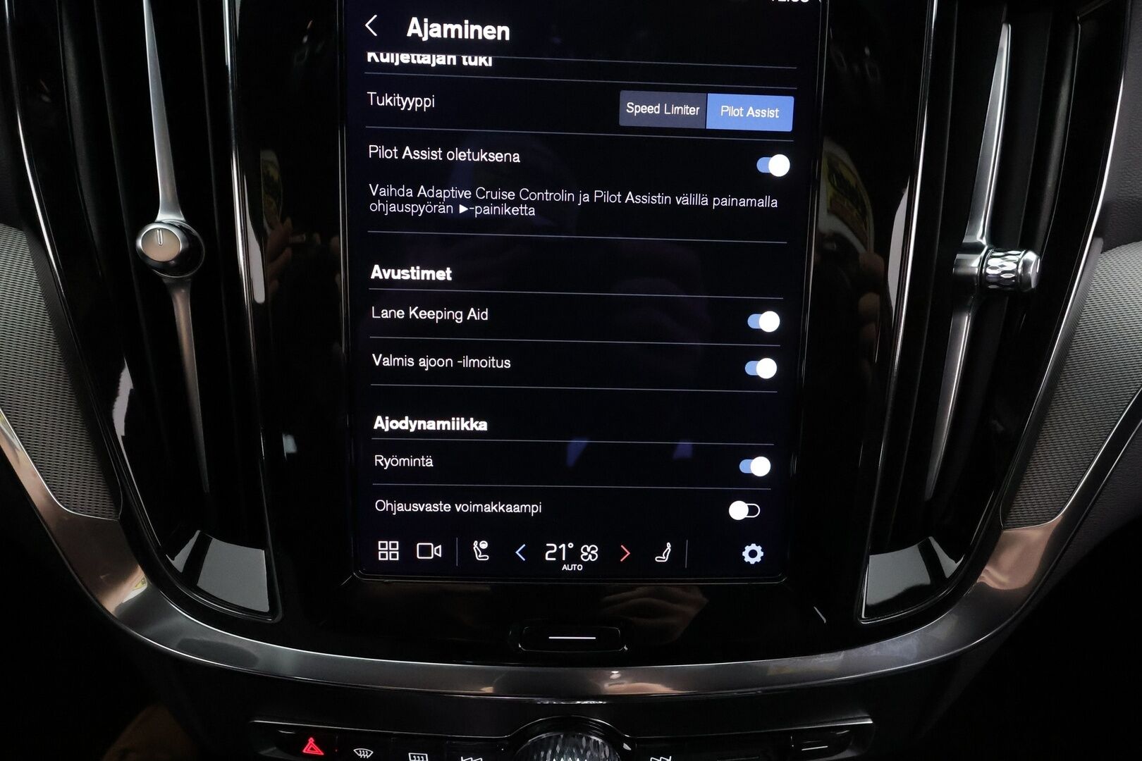 Volvo V60 2023 T8 AWD Long Range High Performance Plus Dark aut * Webasto / ACC / Full-LED / P.kamera / Sportnahat Muistilla / Navi * - 1-om Suomi-auto / Akku kuntotarkastettu / 2x Latauskaapelit / Kahdet renkaat / Merkkihuollettu! - Osta nyt, maksa vasta ensi vuonna