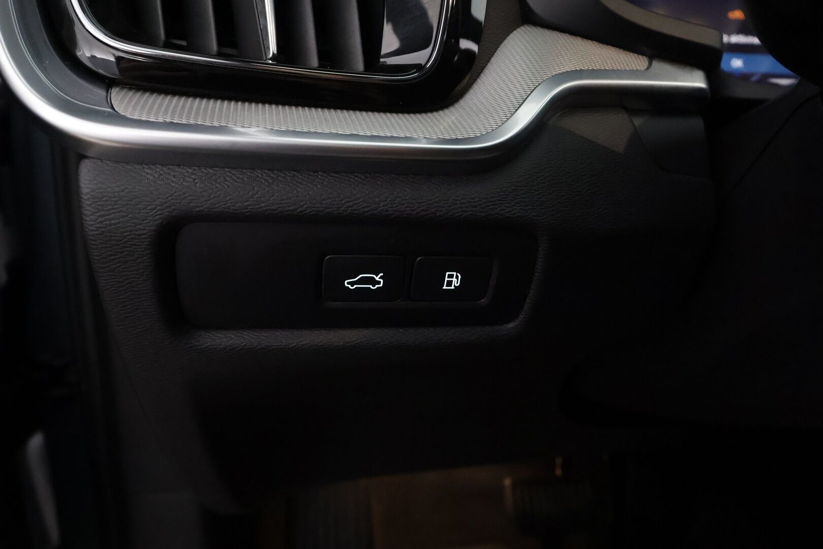 Volvo V60 2023 T8 AWD Long Range High Performance Plus Dark aut * Webasto / ACC / Full-LED / P.kamera / Sportnahat Muistilla / Navi * - 1-om Suomi-auto / Akku kuntotarkastettu / 2x Latauskaapelit / Kahdet renkaat / Merkkihuollettu! - Osta nyt, maksa vasta ensi vuonna