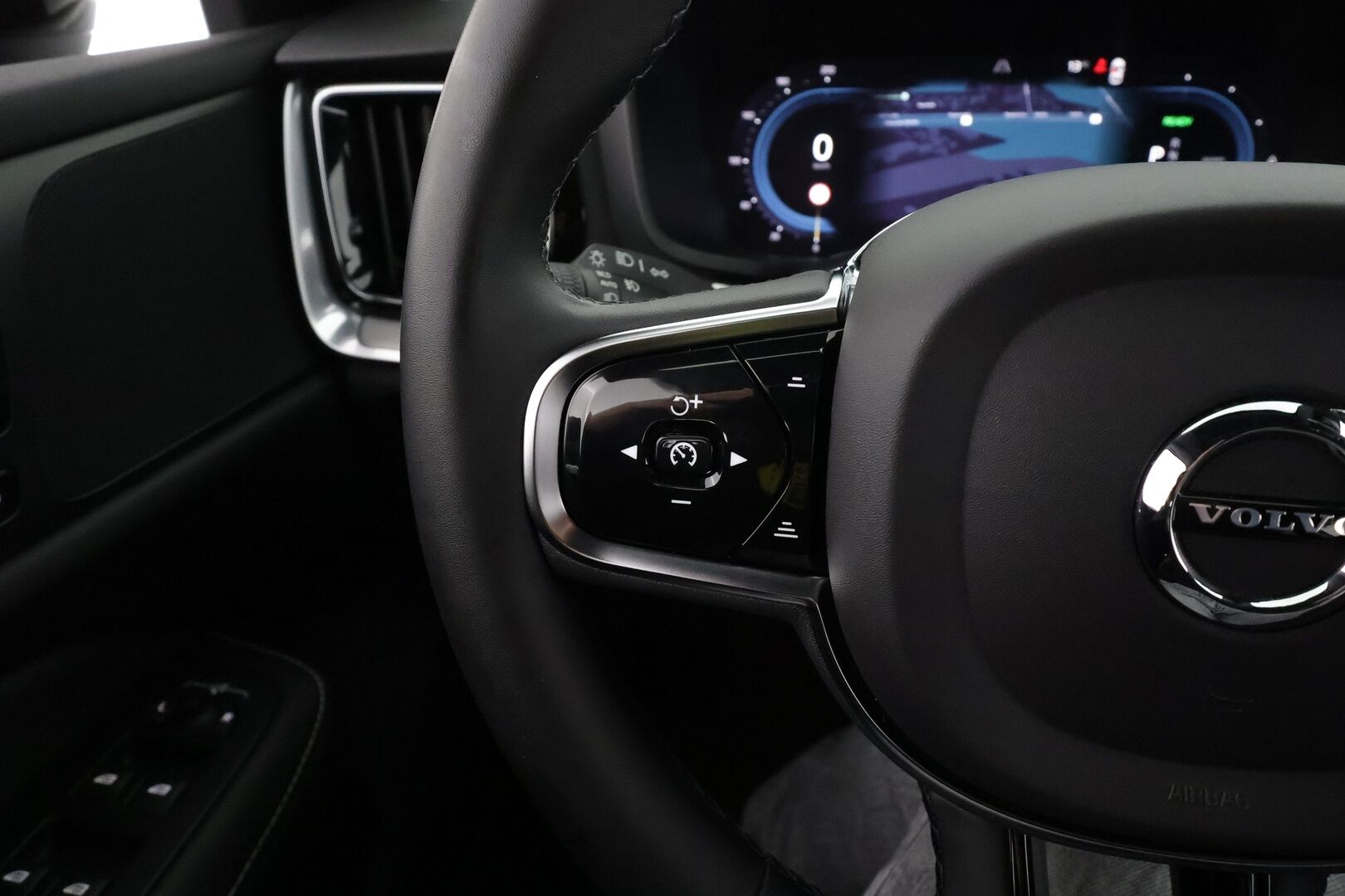 Volvo V60 2023 T8 AWD Long Range High Performance Plus Dark aut * Webasto / ACC / Full-LED / P.kamera / Sportnahat Muistilla / Navi * - 1-om Suomi-auto / Akku kuntotarkastettu / 2x Latauskaapelit / Kahdet renkaat / Merkkihuollettu! - Osta nyt, maksa vasta ensi vuonna