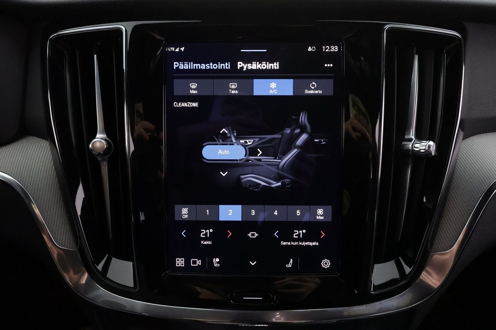 Volvo V60 2023 T8 AWD Long Range High Performance Plus Dark aut * Webasto / ACC / Full-LED / P.kamera / Sportnahat Muistilla / Navi * - 1-om Suomi-auto / Akku kuntotarkastettu / 2x Latauskaapelit / Kahdet renkaat / Merkkihuollettu!