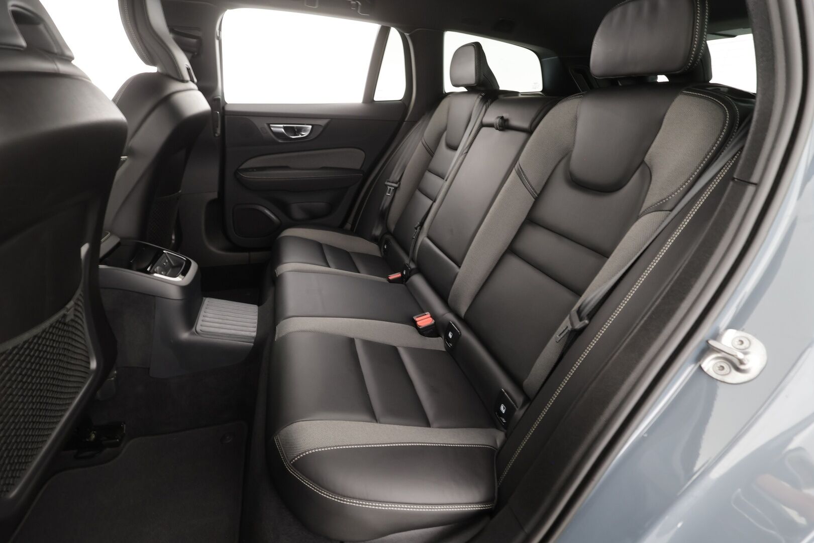 Volvo V60 2023 T8 AWD Long Range High Performance Plus Dark aut * Webasto / ACC / Full-LED / P.kamera / Sportnahat Muistilla / Navi * - 1-om Suomi-auto / Akku kuntotarkastettu / 2x Latauskaapelit / Kahdet renkaat / Merkkihuollettu! - Osta nyt, maksa vasta ensi vuonna