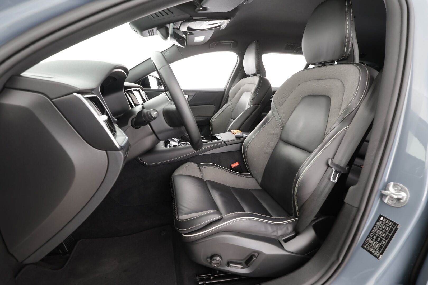 Volvo V60 2023 T8 AWD Long Range High Performance Plus Dark aut * Webasto / ACC / Full-LED / P.kamera / Sportnahat Muistilla / Navi * - 1-om Suomi-auto / Akku kuntotarkastettu / 2x Latauskaapelit / Kahdet renkaat / Merkkihuollettu! - Osta nyt, maksa vasta ensi vuonna