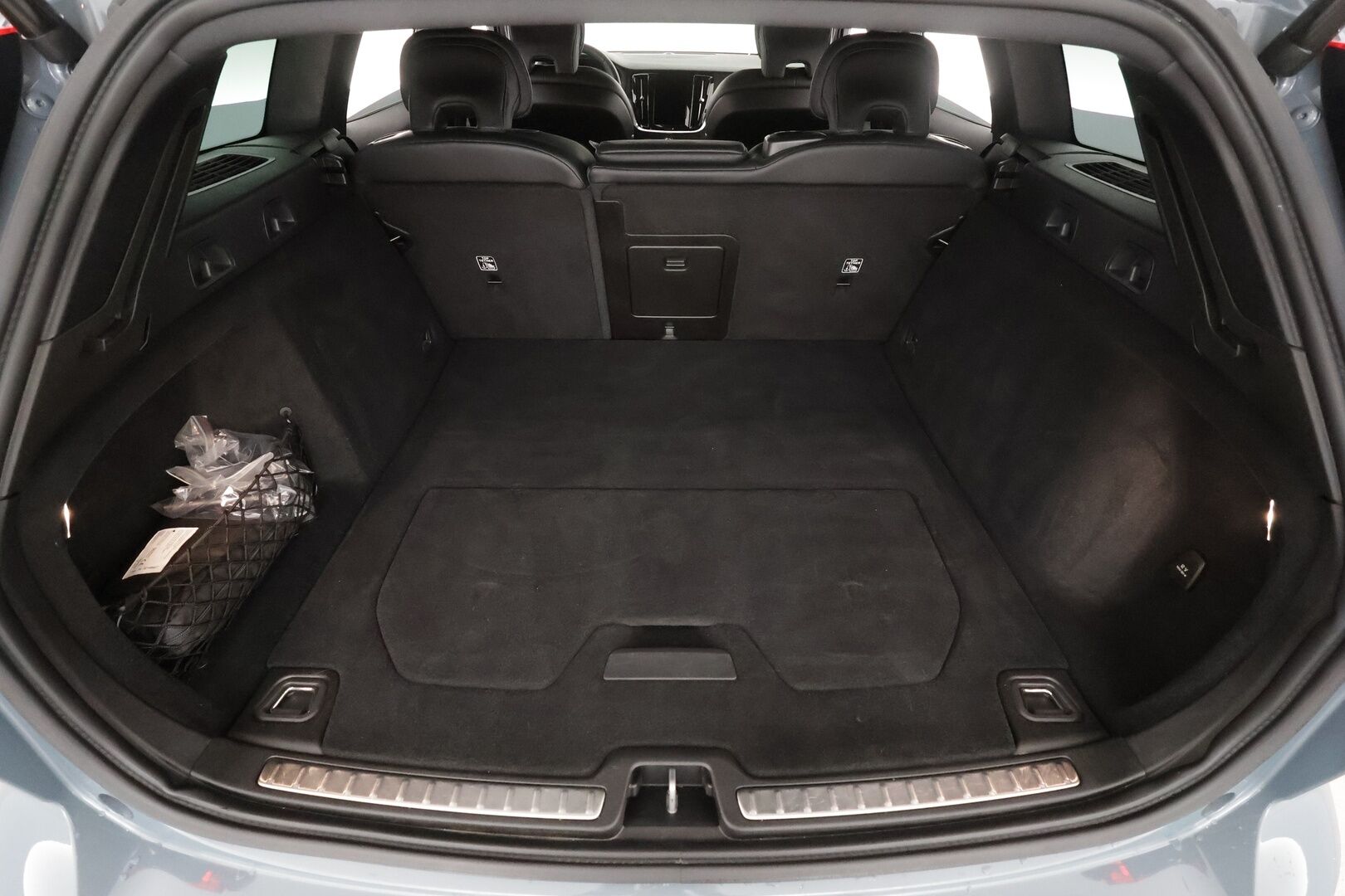 Volvo V60 2023 T8 AWD Long Range High Performance Plus Dark aut * Webasto / ACC / Full-LED / P.kamera / Sportnahat Muistilla / Navi * - 1-om Suomi-auto / Akku kuntotarkastettu / 2x Latauskaapelit / Kahdet renkaat / Merkkihuollettu!