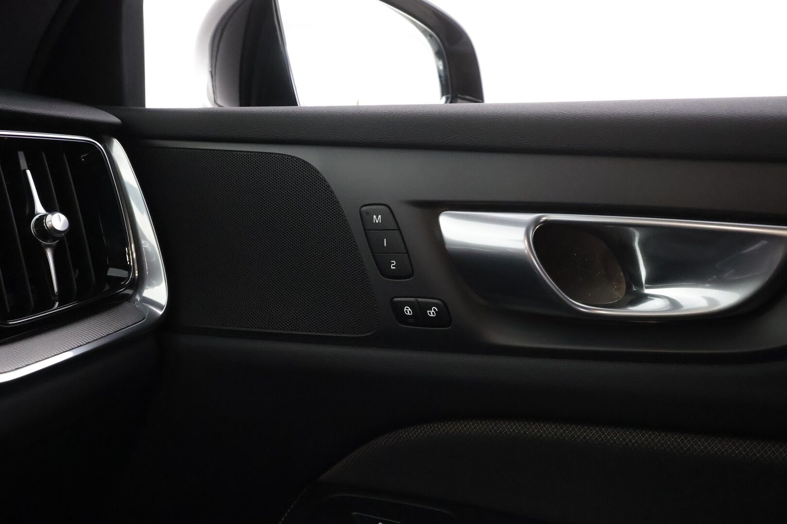 Volvo V60 2023 T8 AWD Long Range High Performance Plus Dark aut * Webasto / ACC / Full-LED / P.kamera / Sportnahat Muistilla / Navi * - 1-om Suomi-auto / Akku kuntotarkastettu / 2x Latauskaapelit / Kahdet renkaat / Merkkihuollettu! - Osta nyt, maksa vasta ensi vuonna