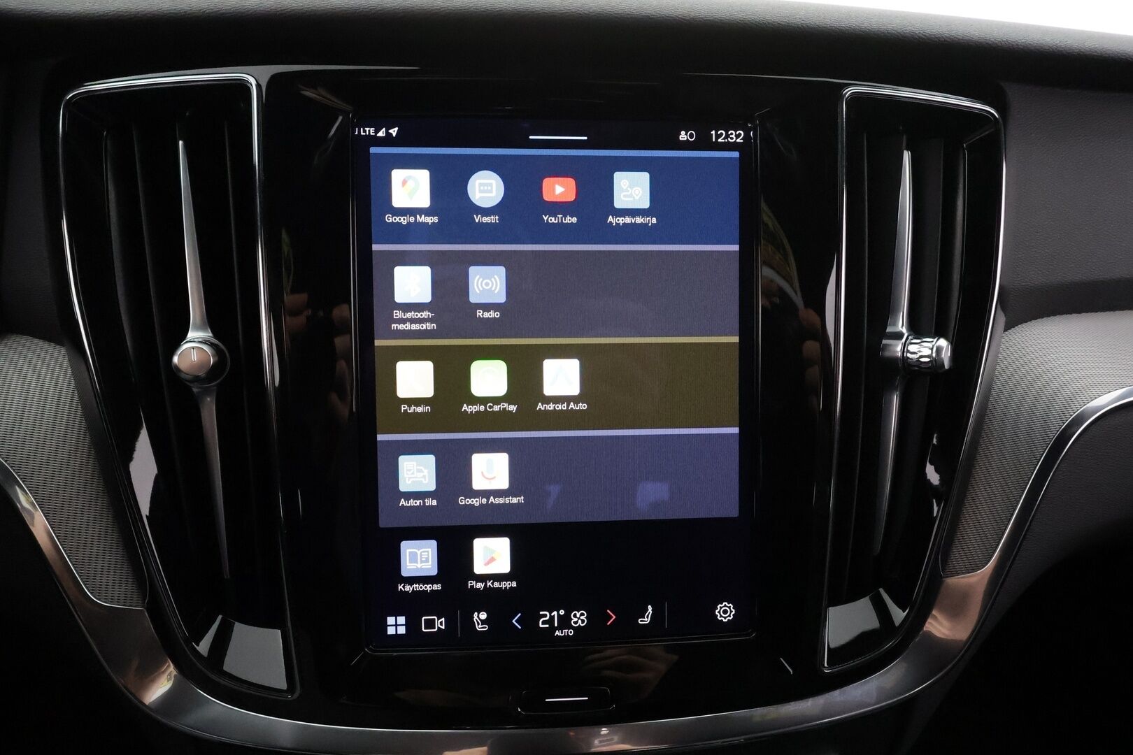 Volvo V60 2023 T8 AWD Long Range High Performance Plus Dark aut * Webasto / ACC / Full-LED / P.kamera / Sportnahat Muistilla / Navi * - 1-om Suomi-auto / Akku kuntotarkastettu / 2x Latauskaapelit / Kahdet renkaat / Merkkihuollettu! - Osta nyt, maksa vasta ensi vuonna