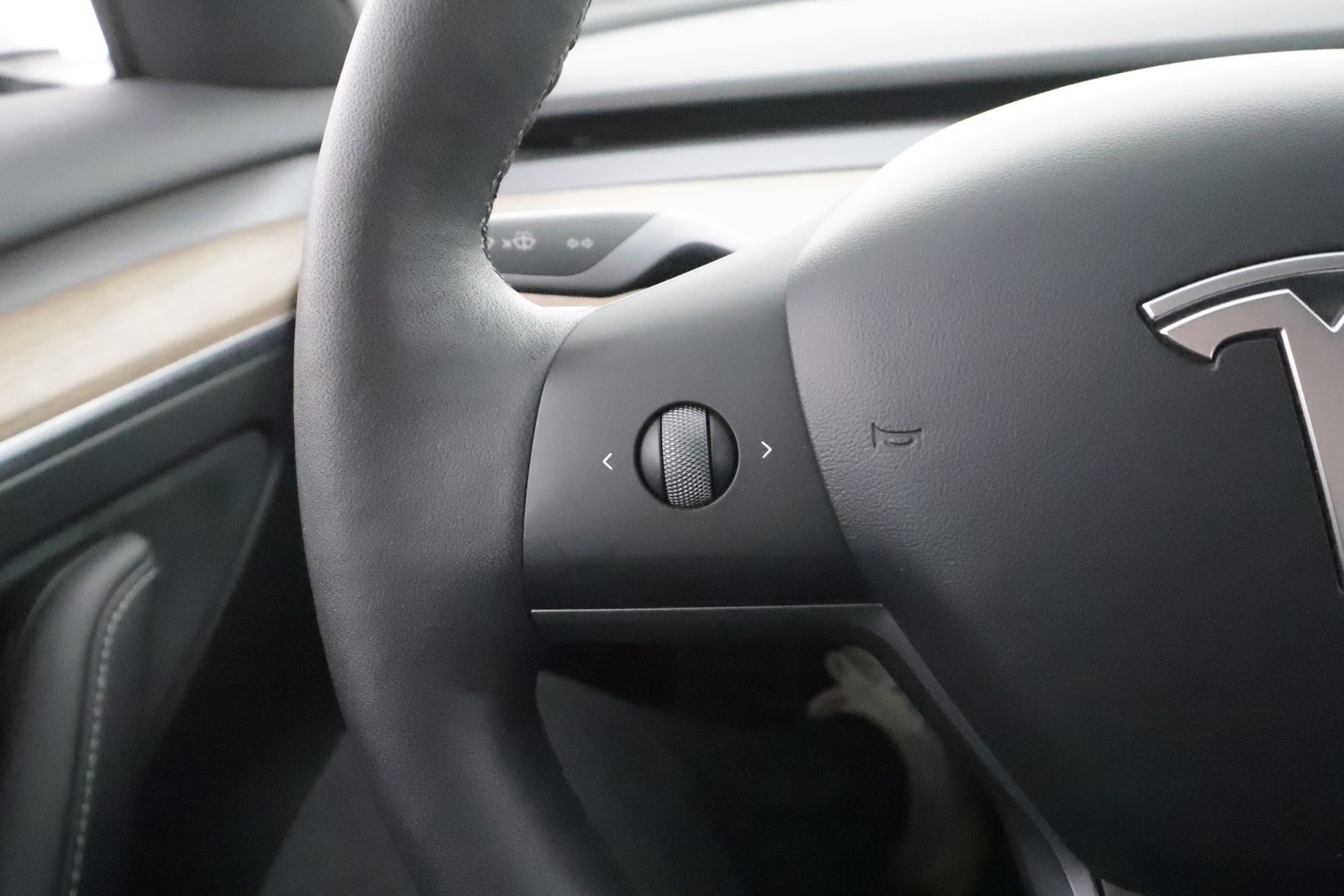 Tesla Model 3 2021 Standard Range Plus * Lasikatto / ILP / Matrix LED / P.Kamera / Ratinlämmitin / Self-Driving / Sähköluukku * - Kahdet renkaat aluvanteilla