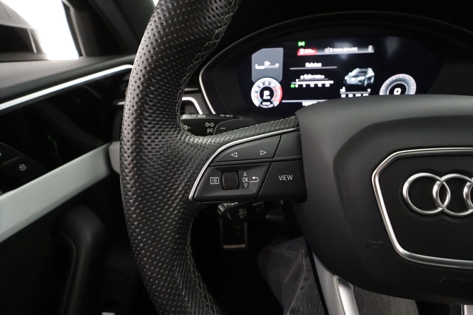 Audi A4 2023 Avant Progress Plus 40 TFSI 150 kW MHEV quattro S tronic * ACC / Matrix LED / P.kamera / Webasto / Koukku * - KeylessGo / Digimittaristo / Sporttipenkit / 1.Om Suomi-auto / Kahdet renkaat aluvanteilla / Merkkihuollettu