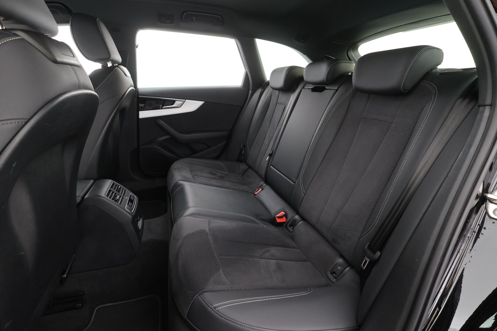 Audi A4 2023 Avant Progress Plus 40 TFSI 150 kW MHEV quattro S tronic * ACC / Matrix LED / P.kamera / Webasto / Koukku * - KeylessGo / Digimittaristo / Sporttipenkit / 1.Om Suomi-auto / Kahdet renkaat aluvanteilla / Merkkihuollettu