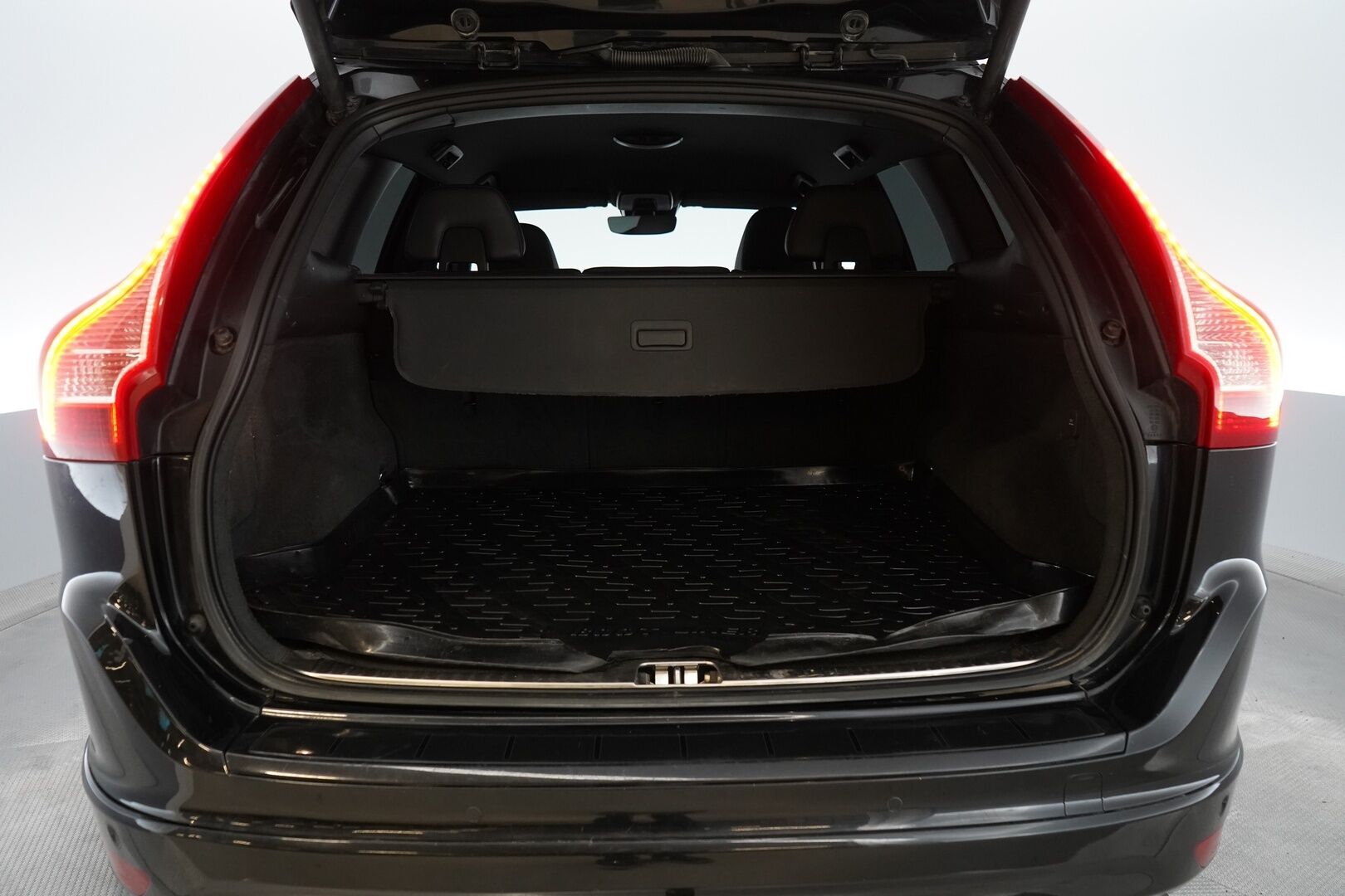 Volvo XC60 2014 D4 AWD Summum Polestar Aut. *Polestar / Nahat / VOC / Koukku* - Kahdet OEM vanteet / Polestar-ohjelma tehtaalta / Särmä huoltohistoria - HULLUT AVAJAISHULINAT KORKOTARJOUS 3,29 %