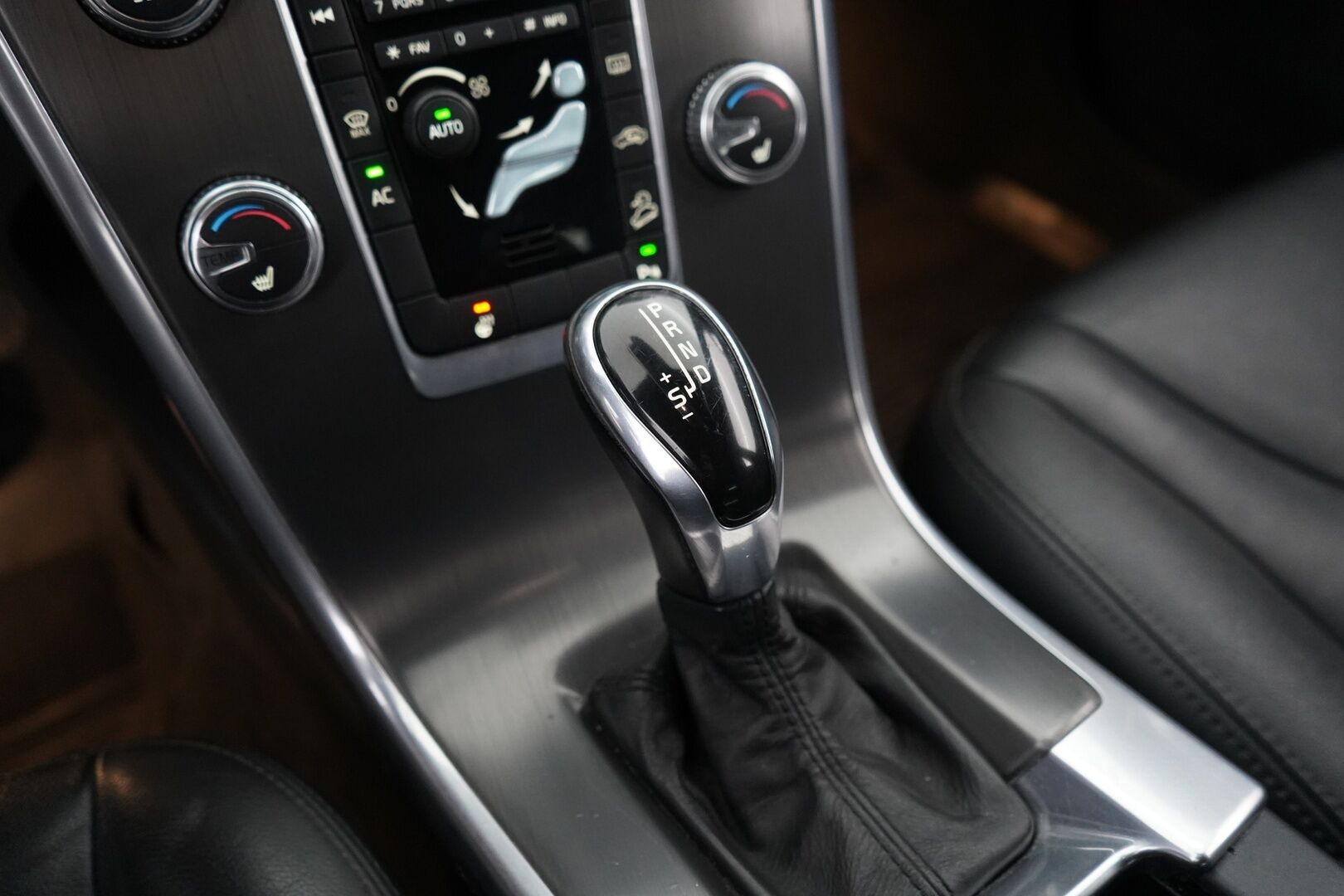 Volvo XC60 2014 D4 AWD Summum Polestar Aut. - Polestar | Nahat | VOC | Koukku | Kahdet OEM vanteet | Polestar-ohjelma tehtaalta | Särmä huoltohistoria | Viimeisin huolto 234tkm