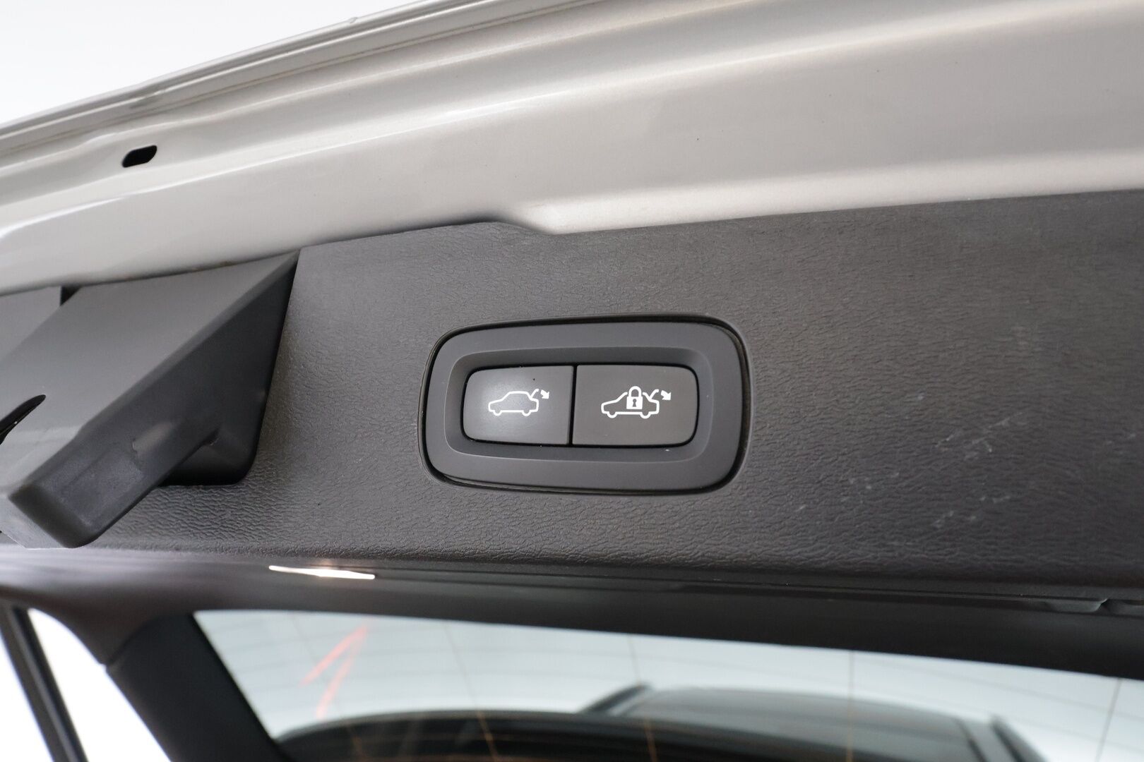 Volvo V60 2023 T8 AWD Long Range High Performance Ultimate Dark aut * ACC / HUD / 360° / H&K / Full LED / Muistipenkit / Panorama * - Koukku / Facelift / Vaaleat nahat / BLIS / Akku kuntotarkastettu SOH 97% / Merkkihuollettu / Huippuvarusteet