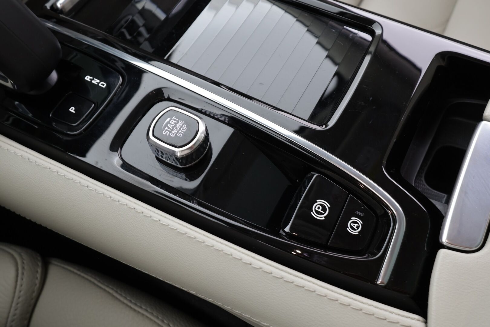 Volvo V60 2023 T8 AWD Long Range High Performance Ultimate Dark aut * ACC / HUD / 360° / H&K / Full LED / Muistipenkit / Panorama * - Koukku / Facelift / Vaaleat nahat / BLIS / Akku kuntotarkastettu SOH 97% / Merkkihuollettu / Huippuvarusteet