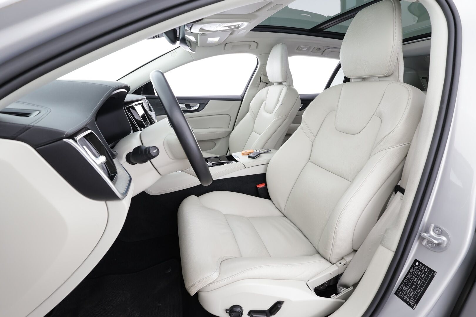 Volvo V60 2023 T8 AWD Long Range High Performance Ultimate Dark aut * ACC / HUD / 360° / H&K / Full LED / Muistipenkit / Panorama * - Koukku / Facelift / Vaaleat nahat / BLIS / Akku kuntotarkastettu SOH 97% / Merkkihuollettu / Huippuvarusteet - HULLU BLACKWEEK KORKOTARJOUS 2,49%