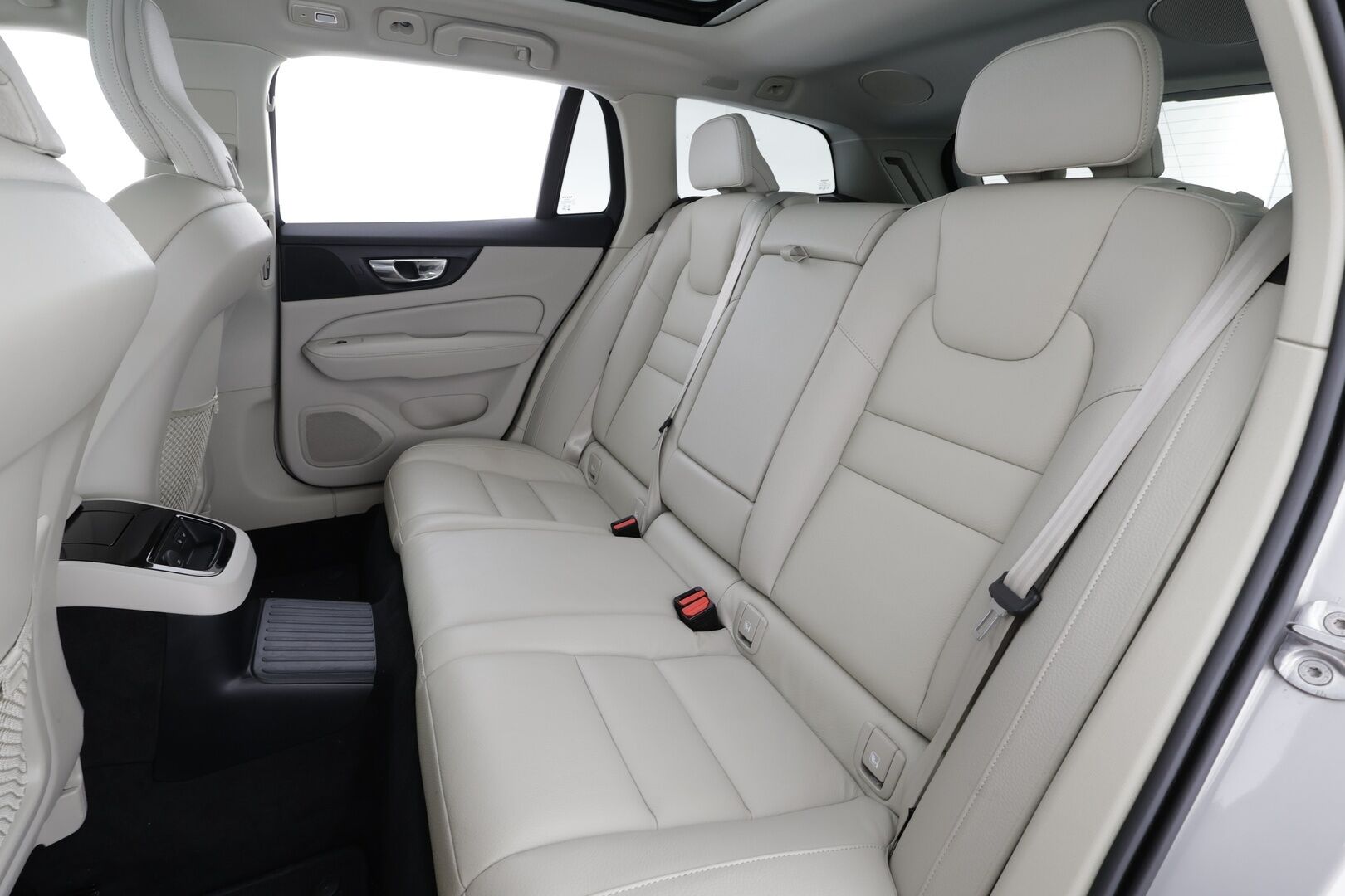 Volvo V60 2023 T8 AWD Long Range High Performance Ultimate Dark aut * ACC / HUD / 360° / H&K / Full LED / Muistipenkit / Panorama * - Koukku / Facelift / Vaaleat nahat / BLIS / Akku kuntotarkastettu SOH 97% / Merkkihuollettu / Huippuvarusteet