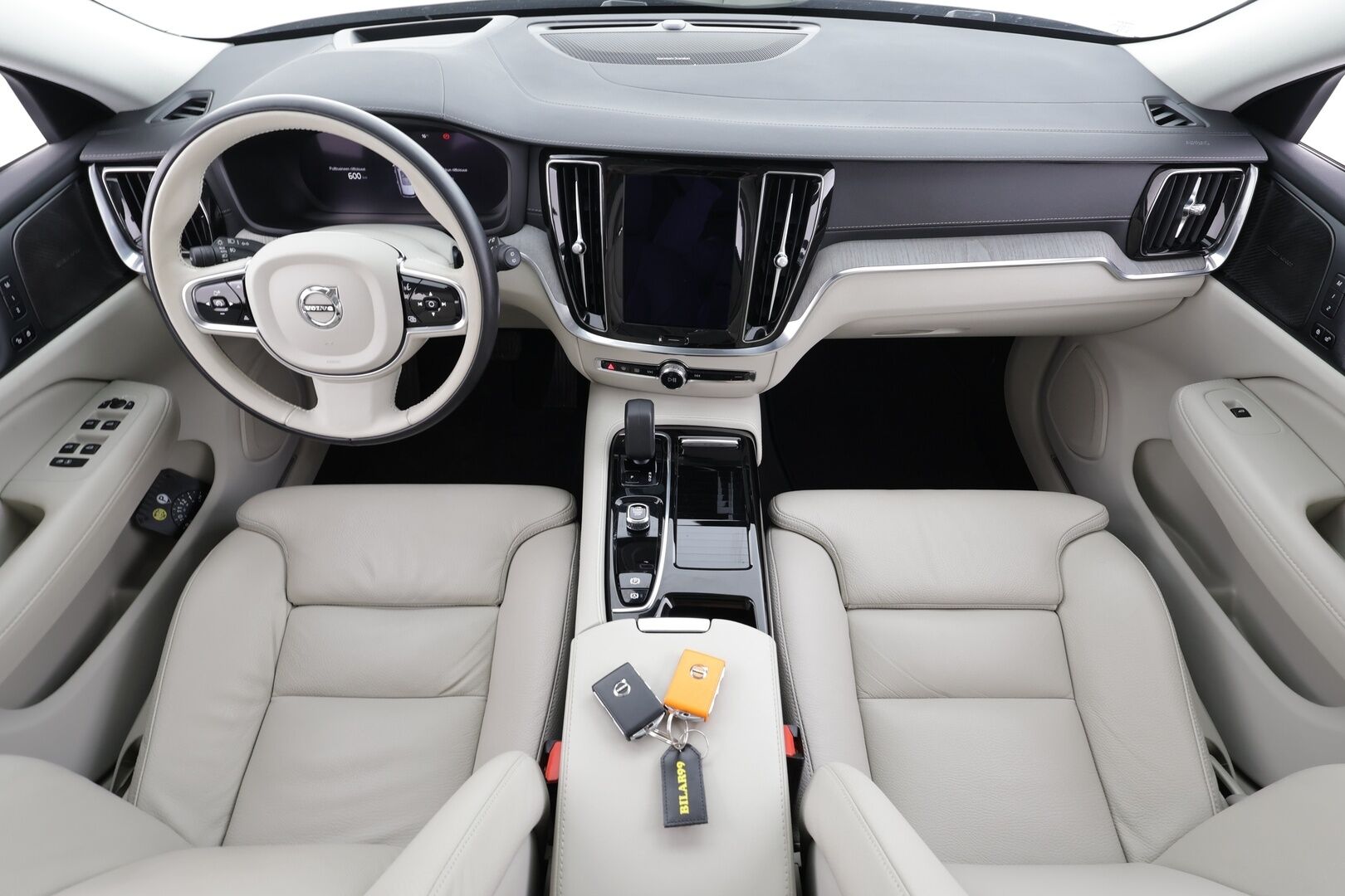 Volvo V60 2023 T8 AWD Long Range High Performance Ultimate Dark aut * ACC / HUD / 360° / H&K / Full LED / Muistipenkit / Panorama * - Koukku / Facelift / Vaaleat nahat / BLIS / Akku kuntotarkastettu SOH 97% / Merkkihuollettu / Huippuvarusteet - HULLU BLACKWEEK KORKOTARJOUS 2,49%