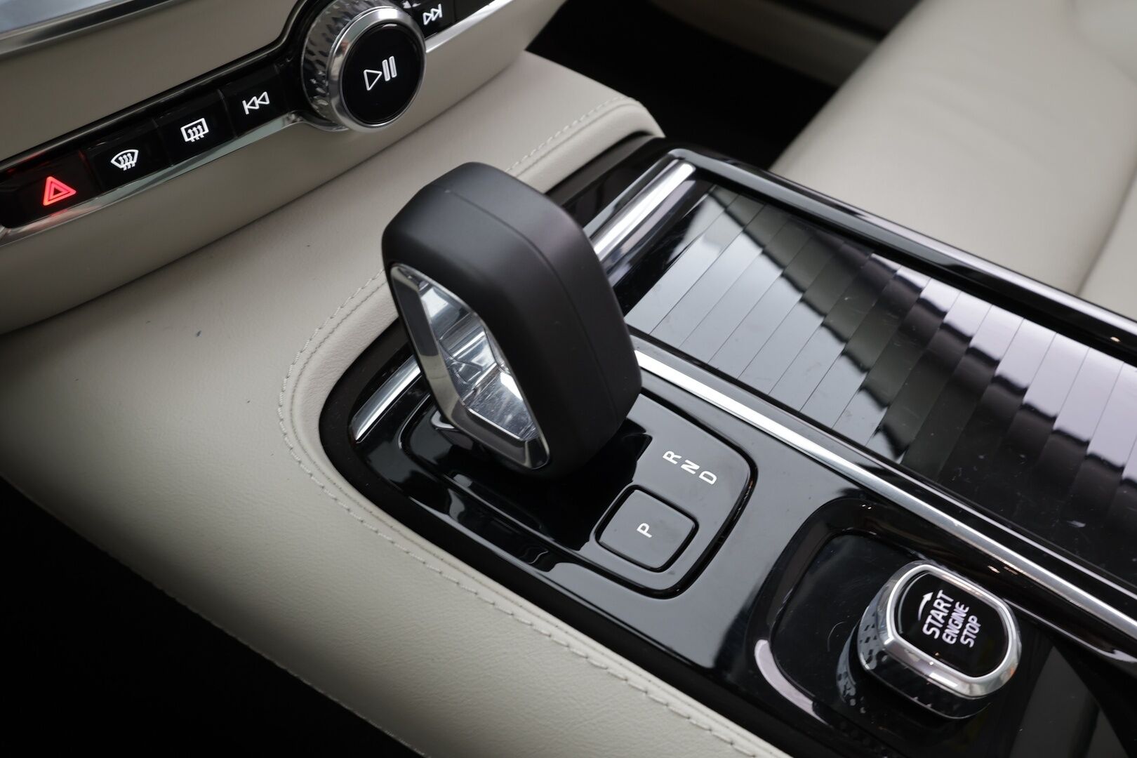 Volvo V60 2023 T8 AWD Long Range High Performance Ultimate Dark aut * ACC / HUD / 360° / H&K / Full LED / Muistipenkit / Panorama * - Koukku / Facelift / Vaaleat nahat / BLIS / Akku kuntotarkastettu SOH 97% / Merkkihuollettu / Huippuvarusteet