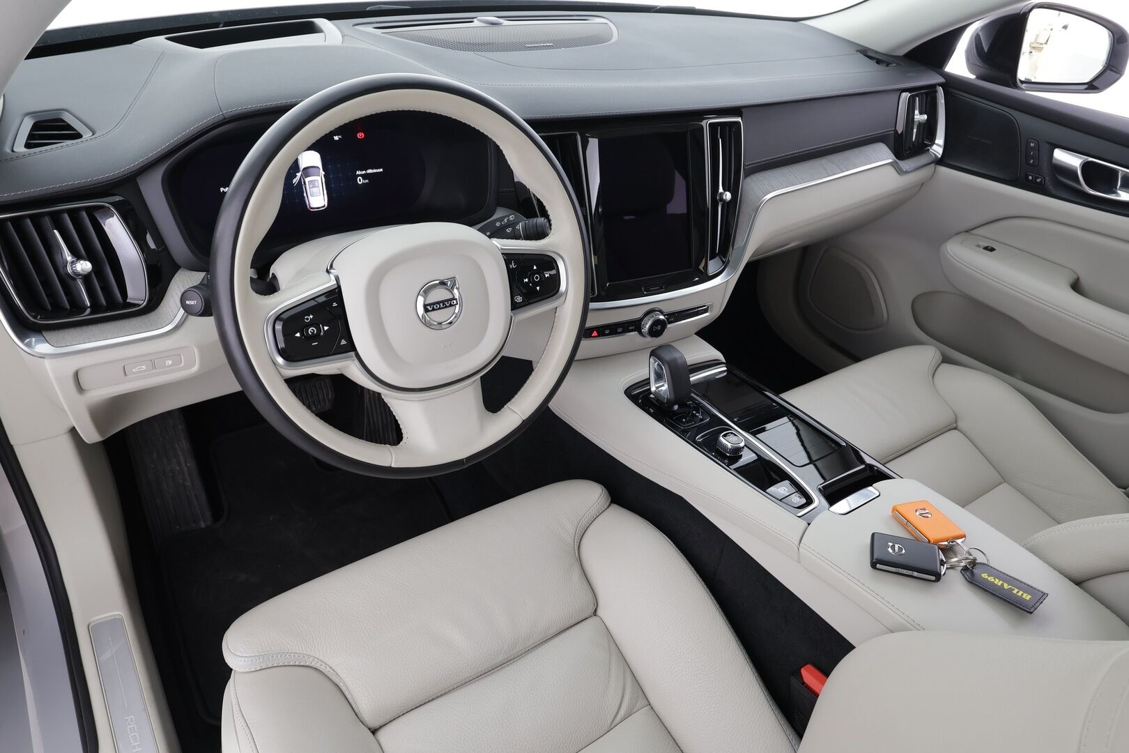 Volvo V60 2023 T8 AWD Long Range High Performance Ultimate Dark aut * ACC / HUD / 360° / H&K / Full LED / Muistipenkit / Panorama * - Koukku / Facelift / Vaaleat nahat / BLIS / Akku kuntotarkastettu SOH 97% / Merkkihuollettu / Huippuvarusteet - HULLU BLACKWEEK KORKOTARJOUS 2,49%