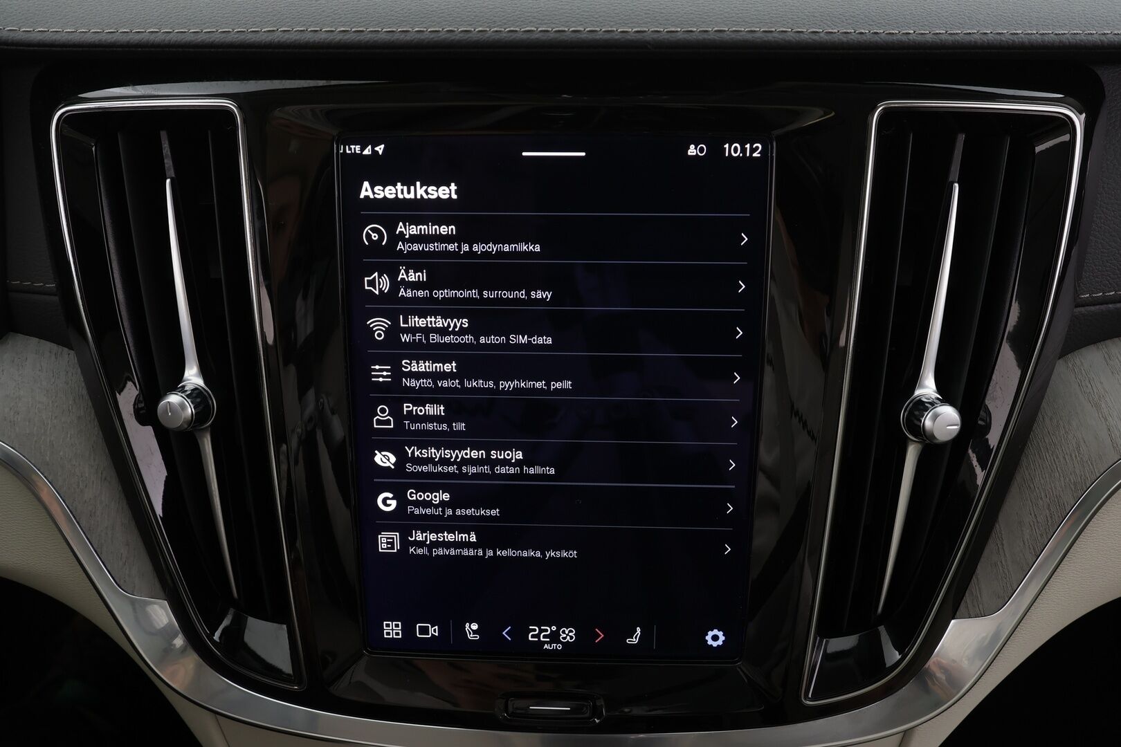 Volvo V60 2023 T8 AWD Long Range High Performance Ultimate Dark aut * ACC / HUD / 360° / H&K / Full LED / Muistipenkit / Panorama * - Koukku / Facelift / Vaaleat nahat / BLIS / Akku kuntotarkastettu SOH 97% / Merkkihuollettu / Huippuvarusteet - HULLU BLACKWEEK KORKOTARJOUS 2,49%