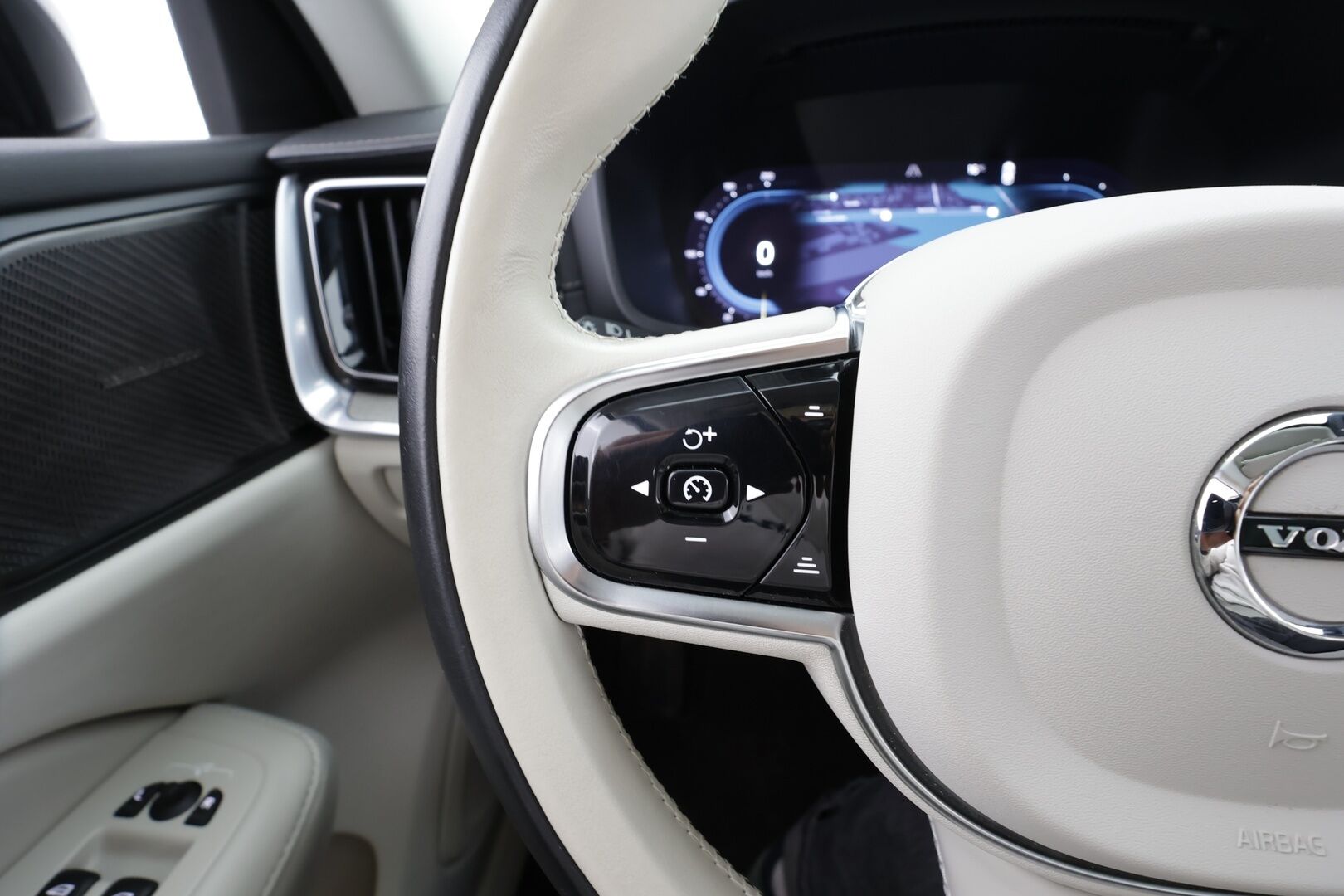 Volvo V60 2023 T8 AWD Long Range High Performance Ultimate Dark aut * ACC / HUD / 360° / H&K / Full LED / Muistipenkit / Panorama * - Koukku / Facelift / Vaaleat nahat / BLIS / Akku kuntotarkastettu SOH 97% / Merkkihuollettu / Huippuvarusteet