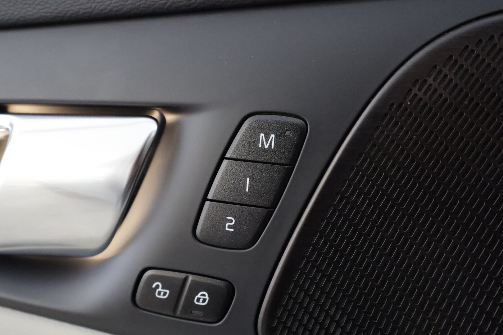 Volvo V60 2023 T8 AWD Long Range High Performance Ultimate Dark aut * ACC / HUD / 360° / H&K / Full LED / Muistipenkit / Panorama * - Koukku / Facelift / Vaaleat nahat / BLIS / Akku kuntotarkastettu SOH 97% / Merkkihuollettu / Huippuvarusteet