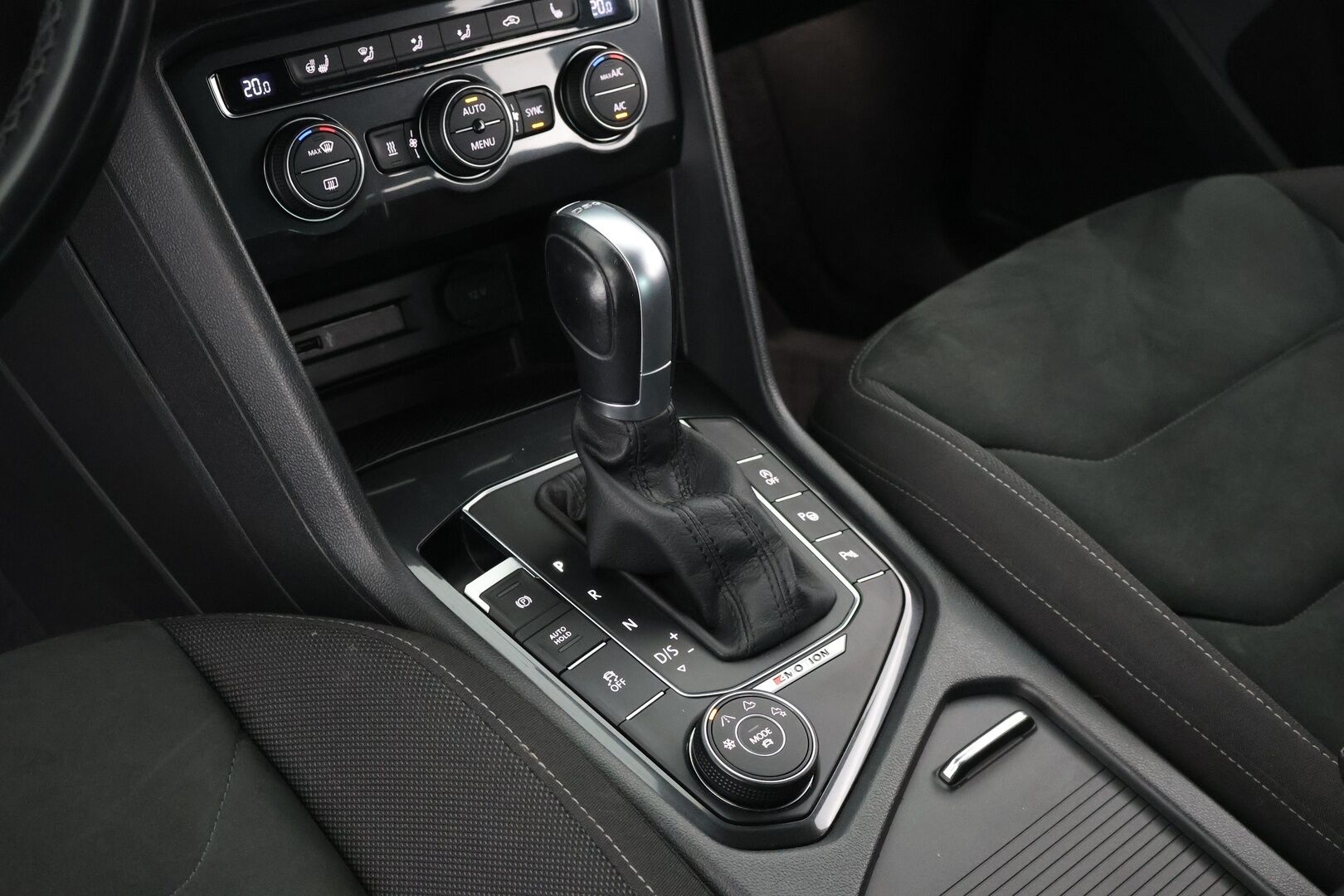 Volkswagen Tiguan 2017 R-Line 2,0 TDI SCR 140 kW (190 hv) 4MOTION DSG-automaatti - ACC | Vetokoukku | P-kamera | Webasto | Dynamic-LED | Digimittaristo 