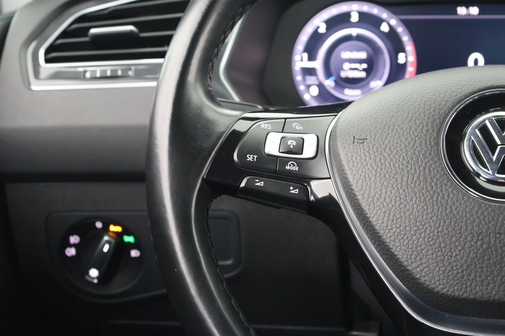 Volkswagen Tiguan 2017 R-Line 2,0 TDI SCR 140 kW (190 hv) 4MOTION DSG-automaatti - ACC | Vetokoukku | P-kamera | Webasto | Dynamic-LED | Digimittaristo 