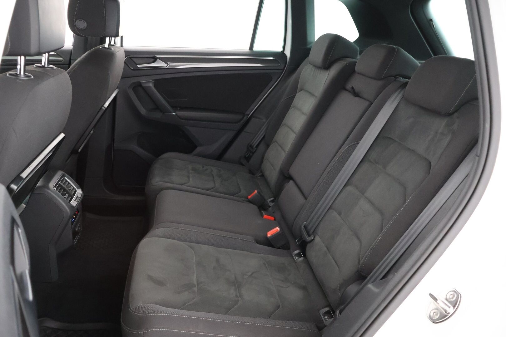 Volkswagen Tiguan 2017 R-Line 2,0 TDI SCR 140 kW (190 hv) 4MOTION DSG-automaatti - ACC | Vetokoukku | P-kamera | Webasto | Dynamic-LED | Digimittaristo 