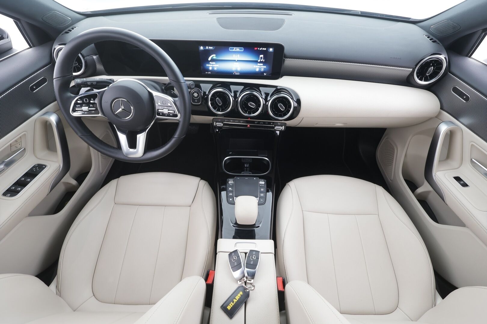 Mercedes-Benz A 2023 180 A Suomi Edition - | Nahat | LED | P.kamera ja tutkat | Active Lane Assist | Digimittaristo | Apple & Android | Vakkari | 1-om suomiauto | Merkkihuollot | 2x renkaat aluin | 