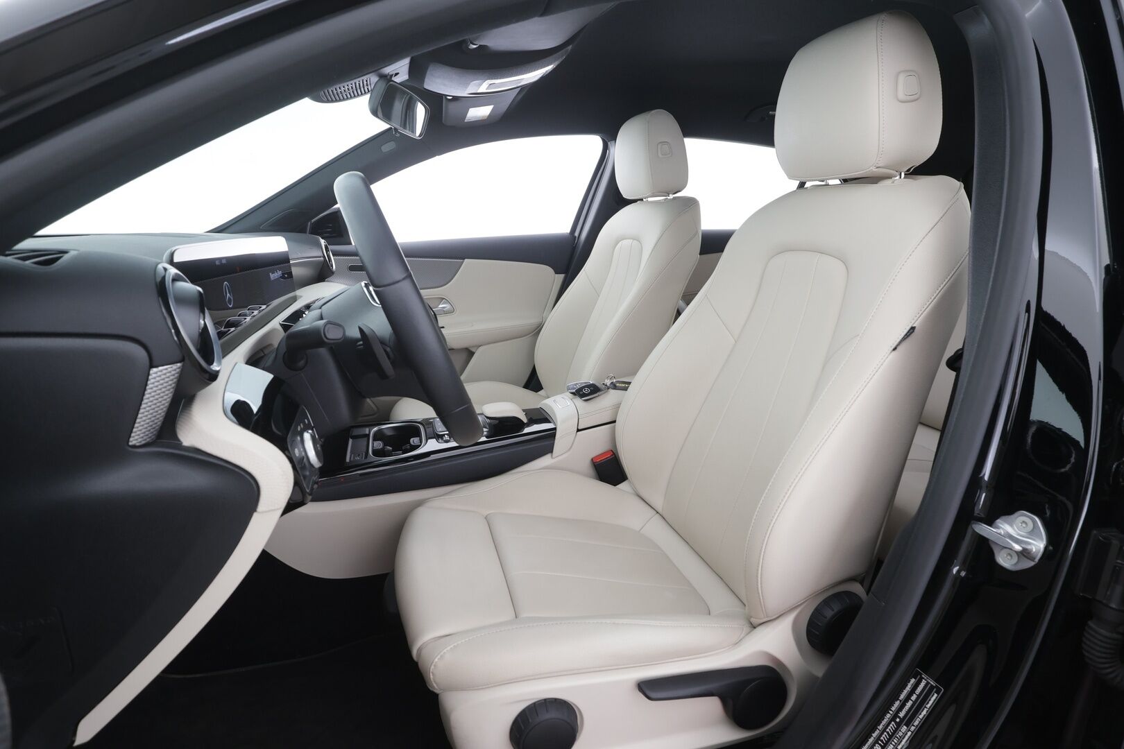 Mercedes-Benz A 2023 180 A Suomi Edition - | Nahat | LED | P.kamera ja tutkat | Active Lane Assist | Digimittaristo | Apple & Android | Vakkari | 1-om suomiauto | Merkkihuollot | 2x renkaat aluin | 