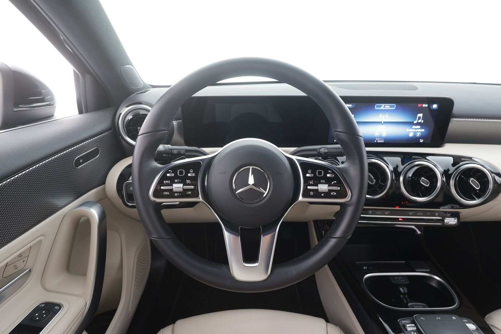 Mercedes-Benz A 2023 180 A Suomi Edition - | Nahat | LED | P.kamera ja tutkat | Active Lane Assist | Digimittaristo | Apple & Android | Vakkari | 1-om suomiauto | Merkkihuollot | 2x renkaat aluin | 
