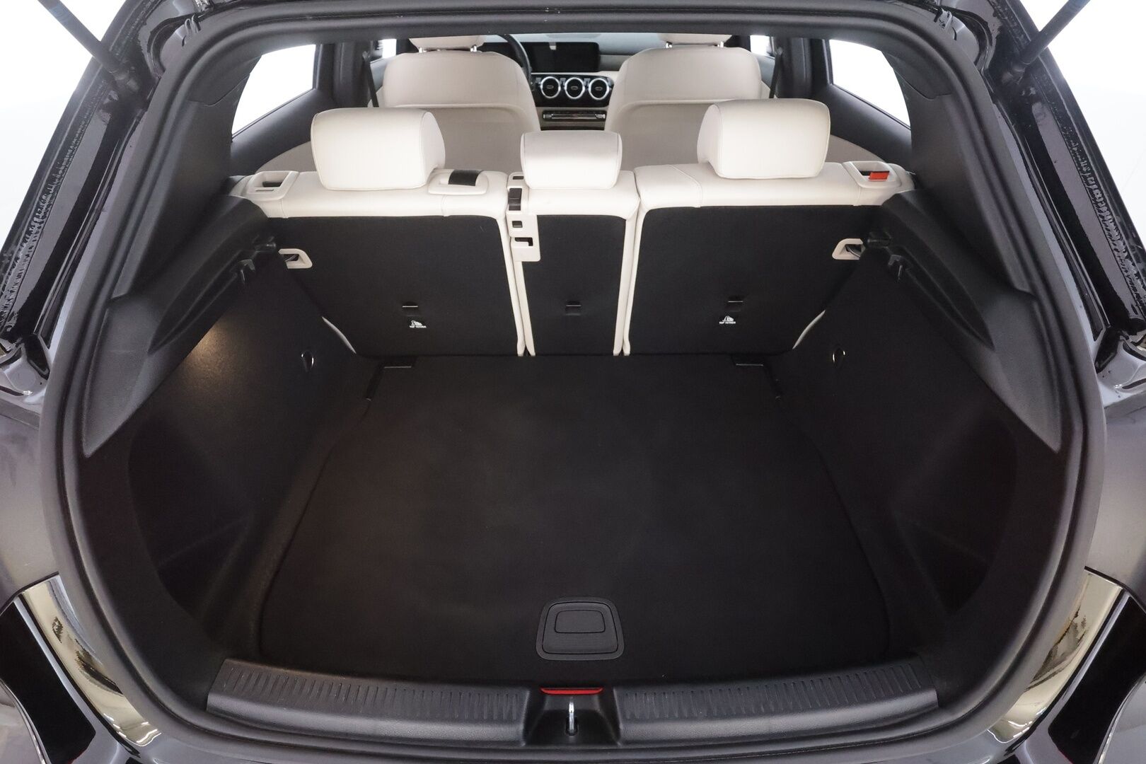 Mercedes-Benz A 2023 180 A Suomi Edition - | Nahat | LED | P.kamera ja tutkat | Active Lane Assist | Digimittaristo | Apple & Android | Vakkari | 1-om suomiauto | Merkkihuollot | 2x renkaat aluin | 