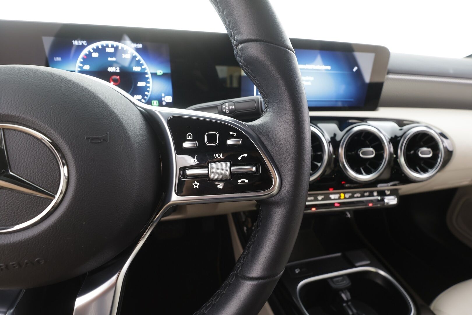 Mercedes-Benz A 2023 180 A Suomi Edition - | Nahat | LED | P.kamera ja tutkat | Active Lane Assist | Digimittaristo | Apple & Android | Vakkari | 1-om suomiauto | Merkkihuollot | 2x renkaat aluin | 