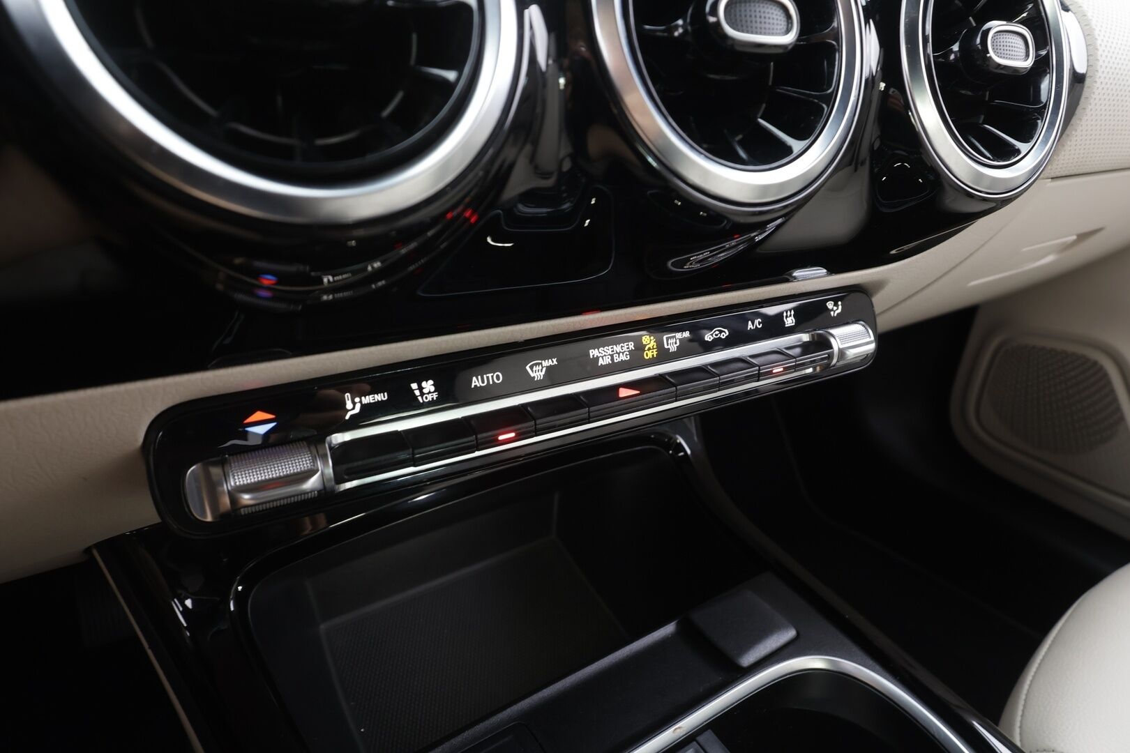 Mercedes-Benz A 2023 180 A Suomi Edition - | Nahat | LED | P.kamera ja tutkat | Active Lane Assist | Digimittaristo | Apple & Android | Vakkari | 1-om suomiauto | Merkkihuollot | 2x renkaat aluin | 