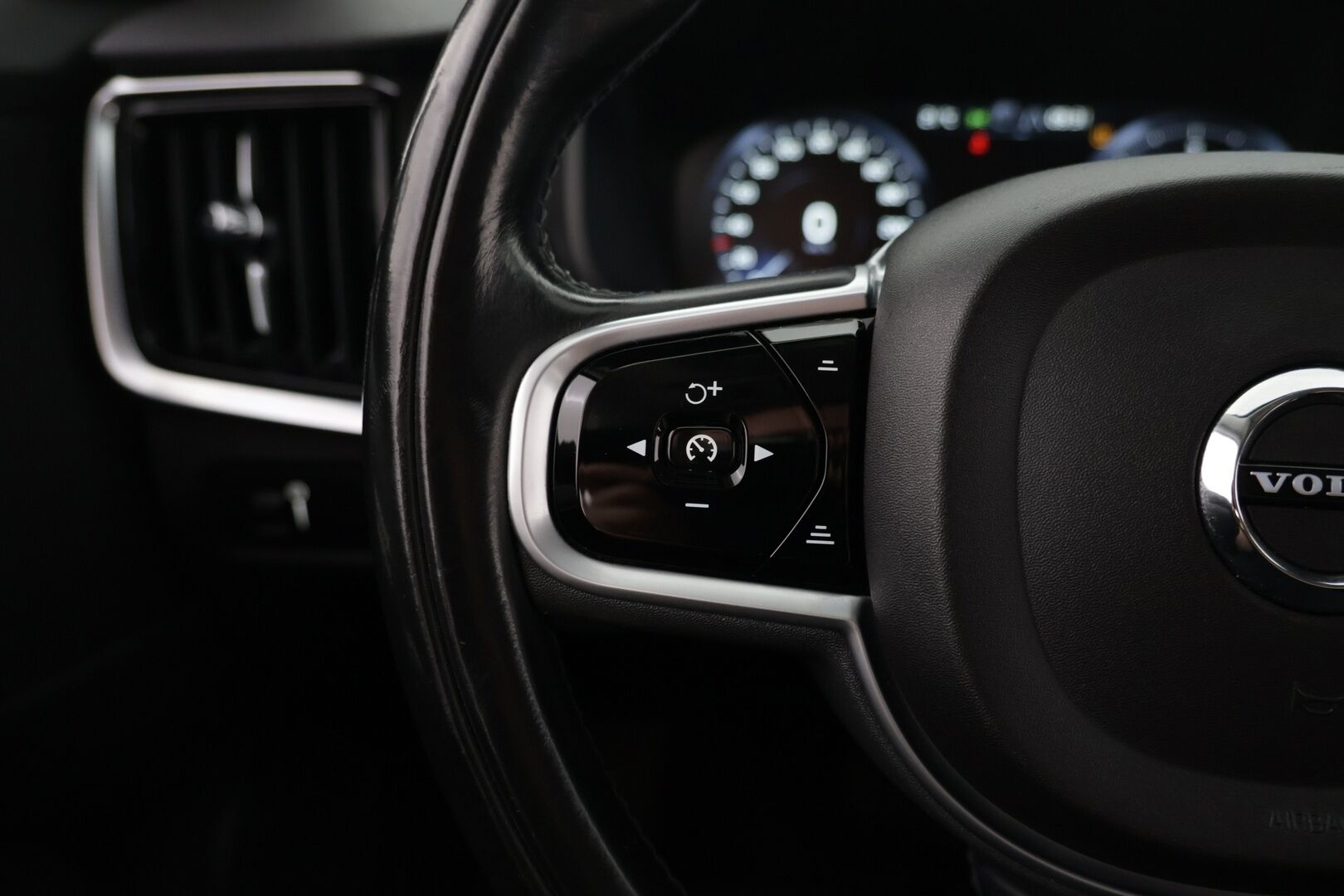 Volvo V90 2019 D4 Momentum aut - | Pilot assist | VOC | Keyless go | Huippuhieno