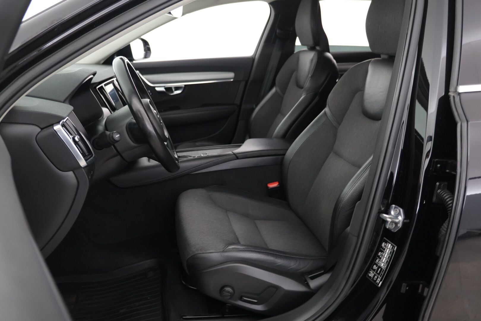 Volvo V90 2019 D4 Momentum aut - | Pilot assist | VOC | Keyless go | Huippuhieno