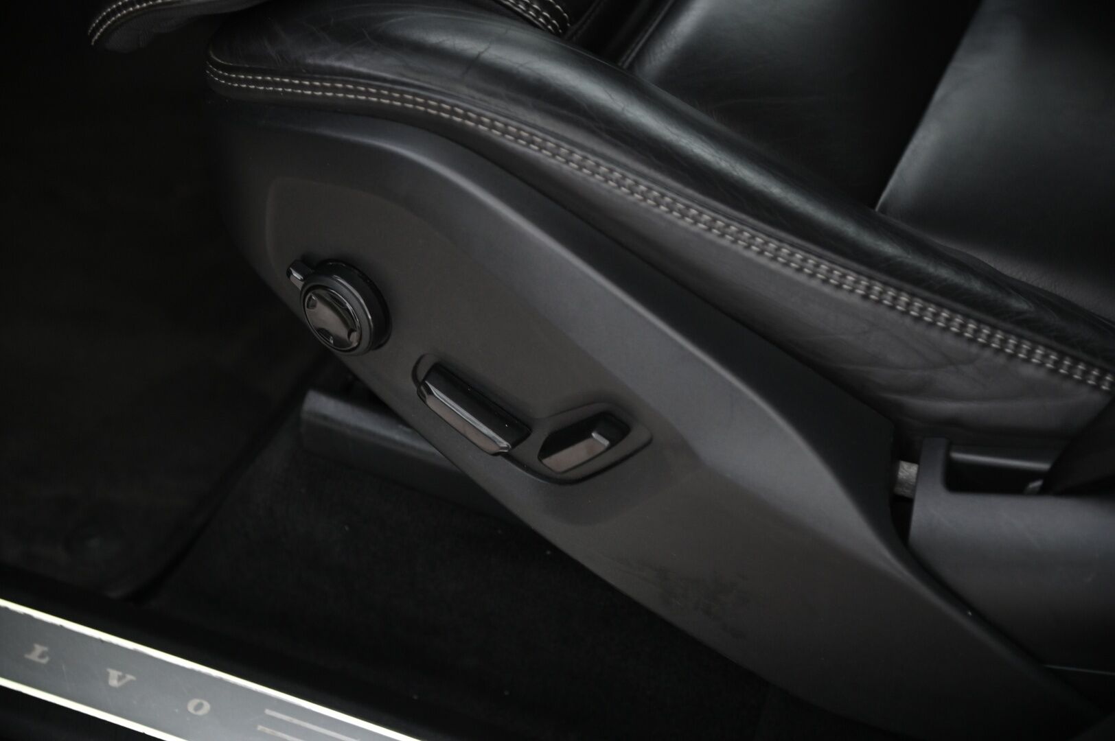 Volvo XC90 2016 D5 AWD Inscription aut *Sporttinahat muistilla / Kamera / Webasto / Full Led* - 2x fiksut renkaat ja alut / Juuri huollettu / Tummennetut ikkunat / Ei adblue